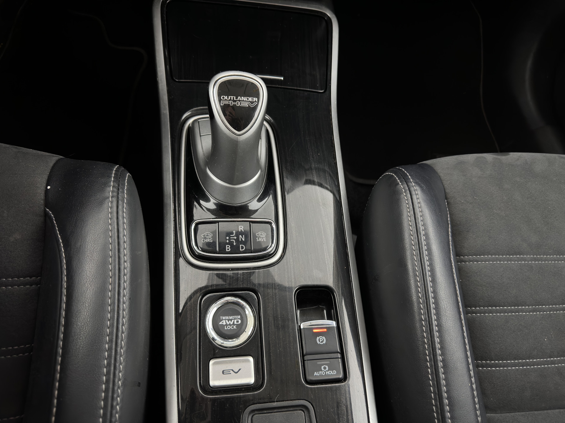 Mitsubishi Outlander 2.0 PHEV (Plug-In) Pure (INCL-BTW) Aut. *LEATHER-MICROFIBRE | COMFORTSEATS | CARPLAY | CAMERA | DAB+ | KEYLESS | PRIVACY-GLASS | SHIFT-PADDLES | TOWBAR | 16''ALU*