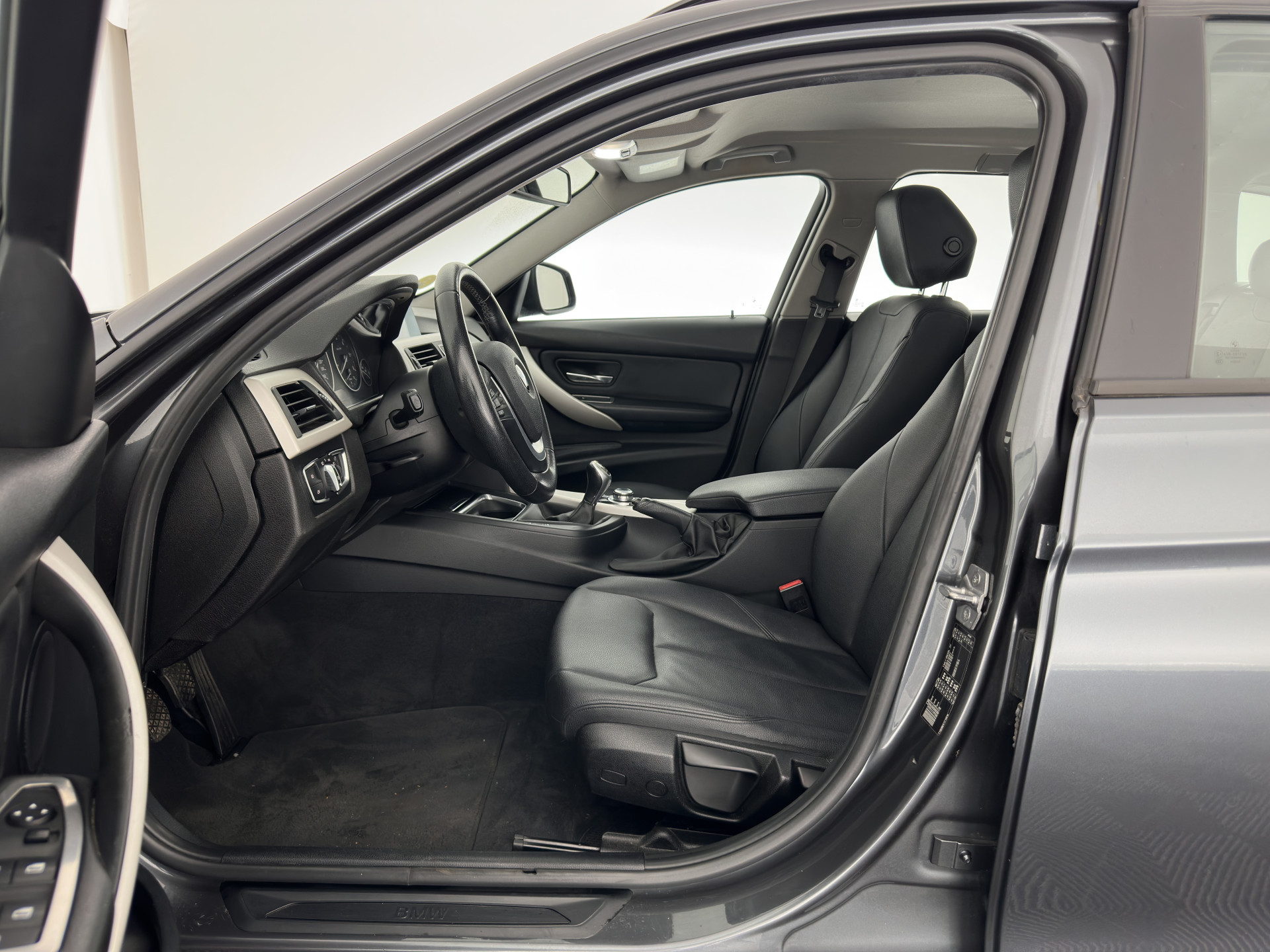 BMW 3-serie Touring 316d High Executive *FULL-LEATHER | NAVI-FULLMAP | HEATED-COMFORTSEATS | AIRCO | CRUISE | PDC | 17''ALU*