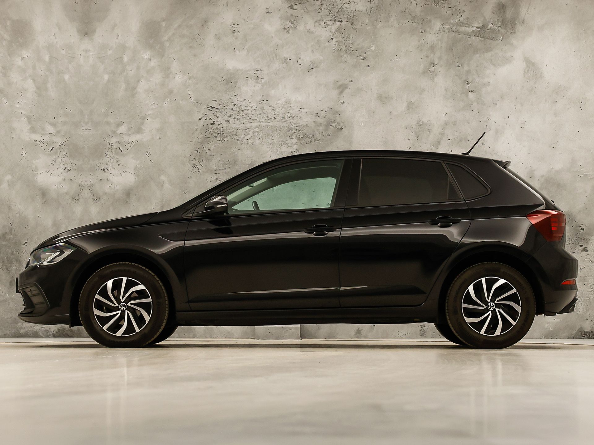 Volkswagen Polo 1.0 TSI Sport (VIRTUAL COCKPIT, 1e EIGENAAR, APPLE CARPLAY, GROOT NAVI, CLIMATE, STOELVERWARMING, SPORTSTOELEN, GETINT GLAS, LM VELGEN, CRUISE, PARKEERSENSOREN, NIEUWSTAAT)