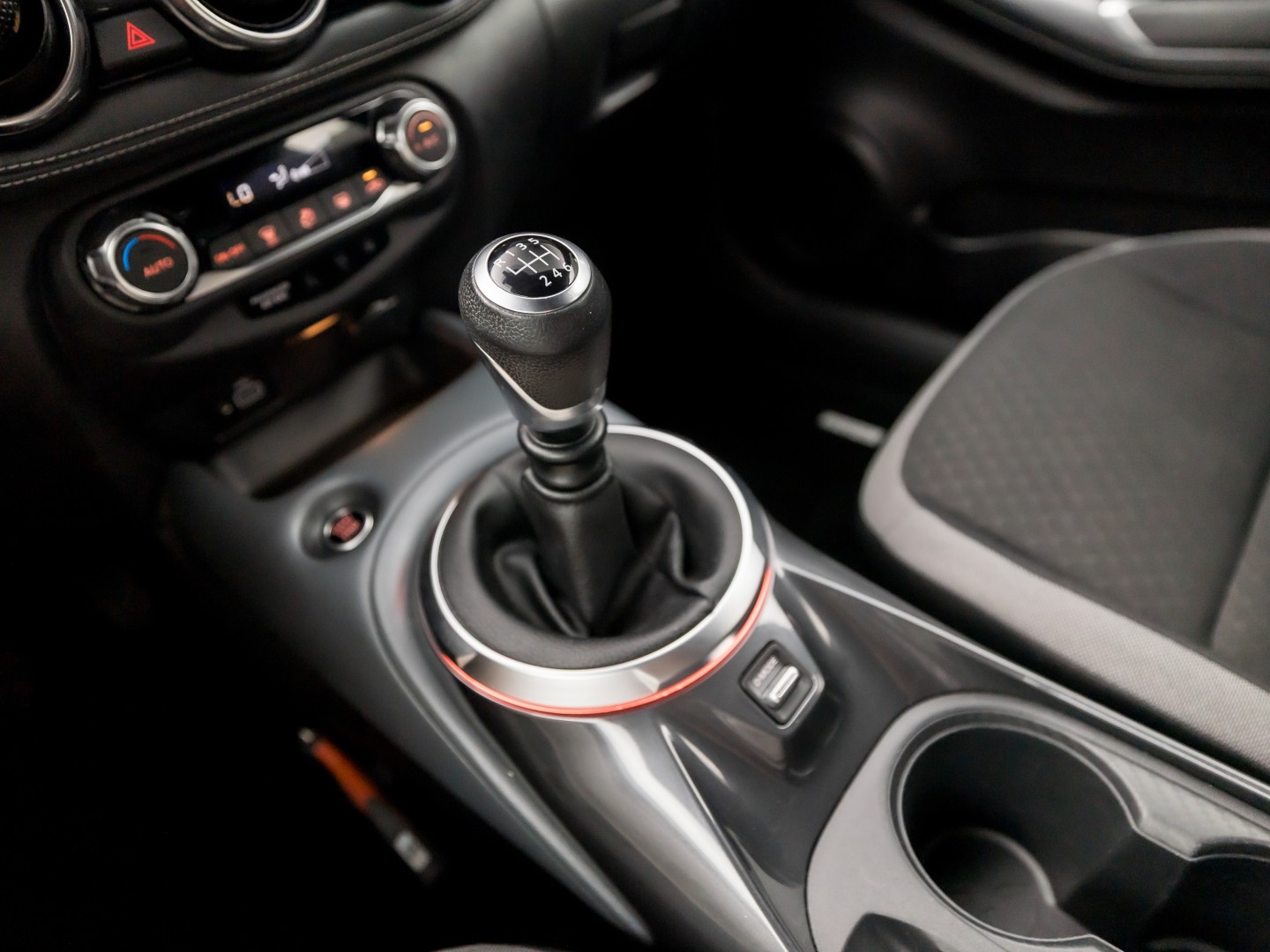 Nissan Juke 1.0 DIG-T N-Connecta Black Sport (APPLE CARPLAY, NAVIGATIE, CLIMATE, CAMERA, SPORTSTOELEN, GETINT GLAS, CRUISE, NIEUWSTAAT)