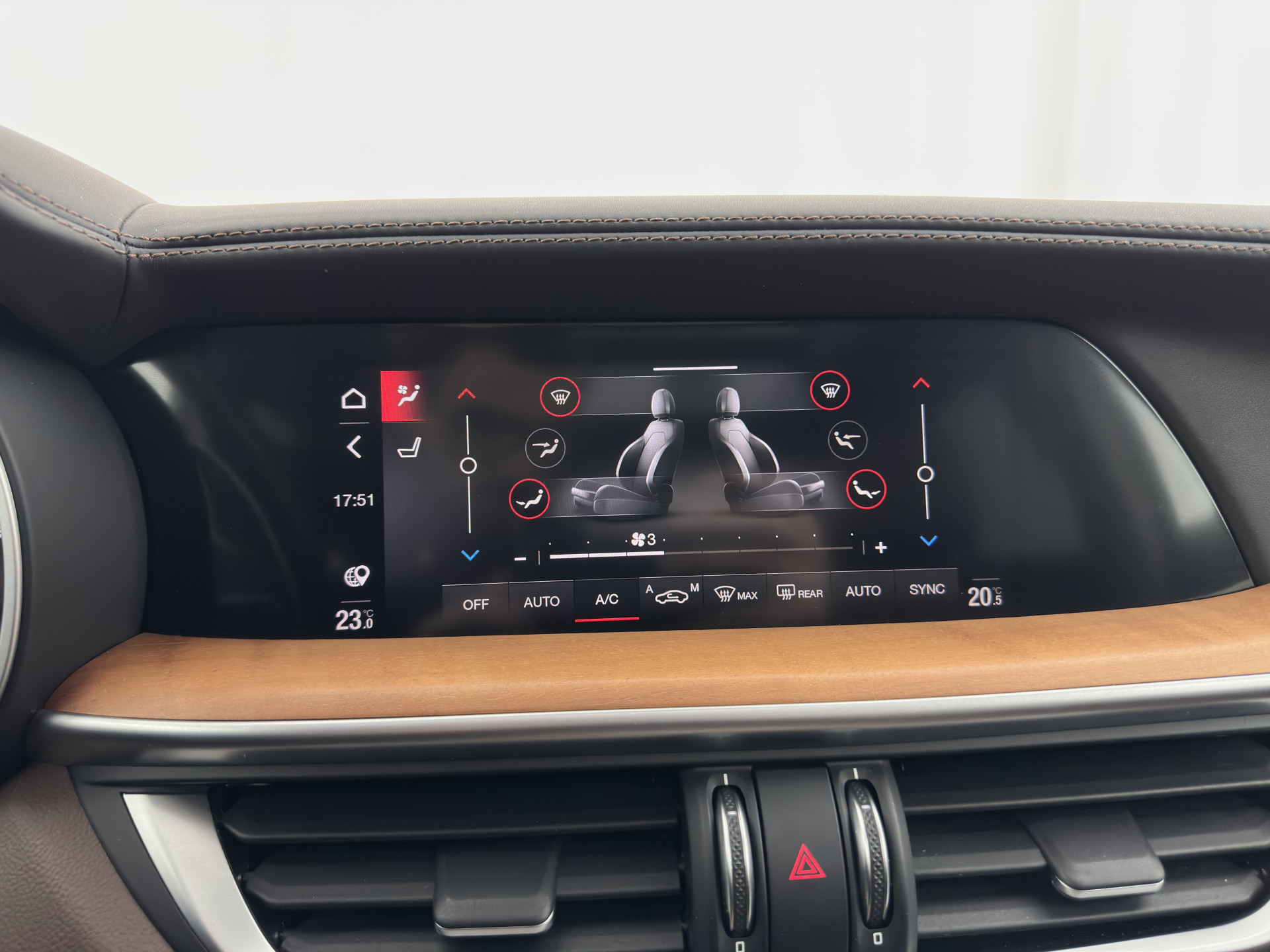 Alfa Romeo Stelvio 2.0 T Veloce AWD B-Tech Business Edition Aut. *PANO | LEATHER | XENON | ADAPTIVE-CRUISE | MEMORY-PACK | BLIND-SPOT | HEATED-SPORTSEATS | CAMERA | DAB+ | KEYLESS | SHIFT-PADDLES | PRIVACY-GLASS | NAVI-FULLMAP | TOWBAR | 20''