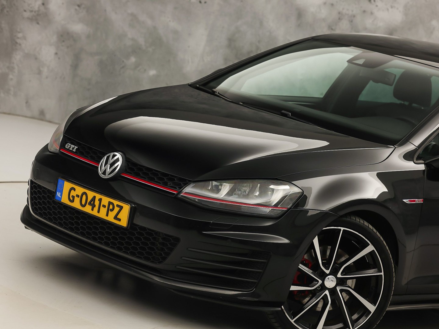 Volkswagen Golf 2.0 TSI GTI 220Pk Automaat (NAVIGATIE, CLIMATE, LEDER, STOELVERWARMING, SPORTSTOELEN, GETINT GLAS, XENON, NIEUWSTAAT)
