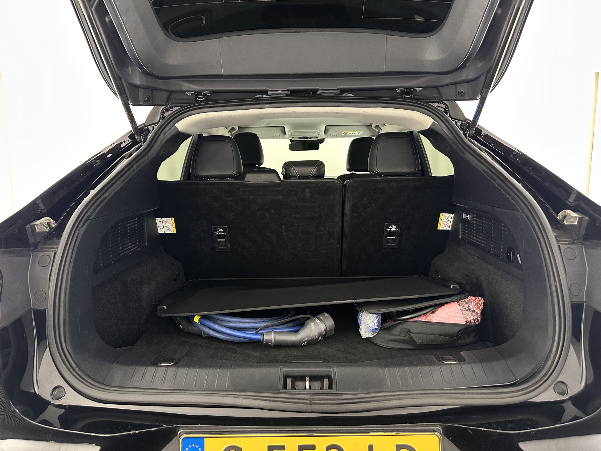 Ford Mustang Mach-E RWD 75 kWh [ 3-Fase-11kW] {SOH-89%} (INCL-BTW) *LEATHER | FULL-LED | DAB | DIGI-COCKPIT | KEYLESS | NAVI-FULLMAP | CARPLAY | HEATED-COMFORTSEATS | TOPVIEW | ADAPTIVE-CRUISE | PRIVACYGLASS | 18'' ALU*