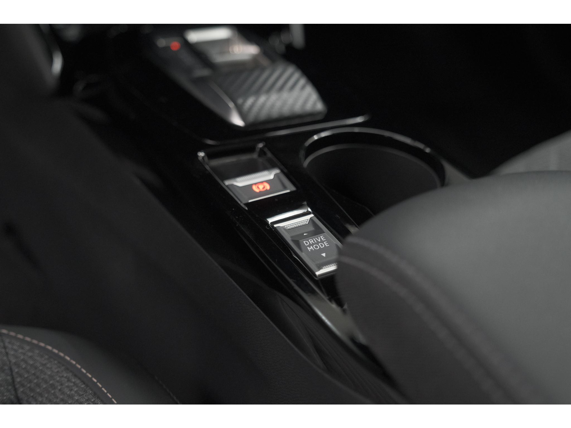 Peugeot 208 1.2 Hybrid 110 e-DCS6 Allure | Apple Carplay | Parkeersensoren Voor + Achter | Climate Control
