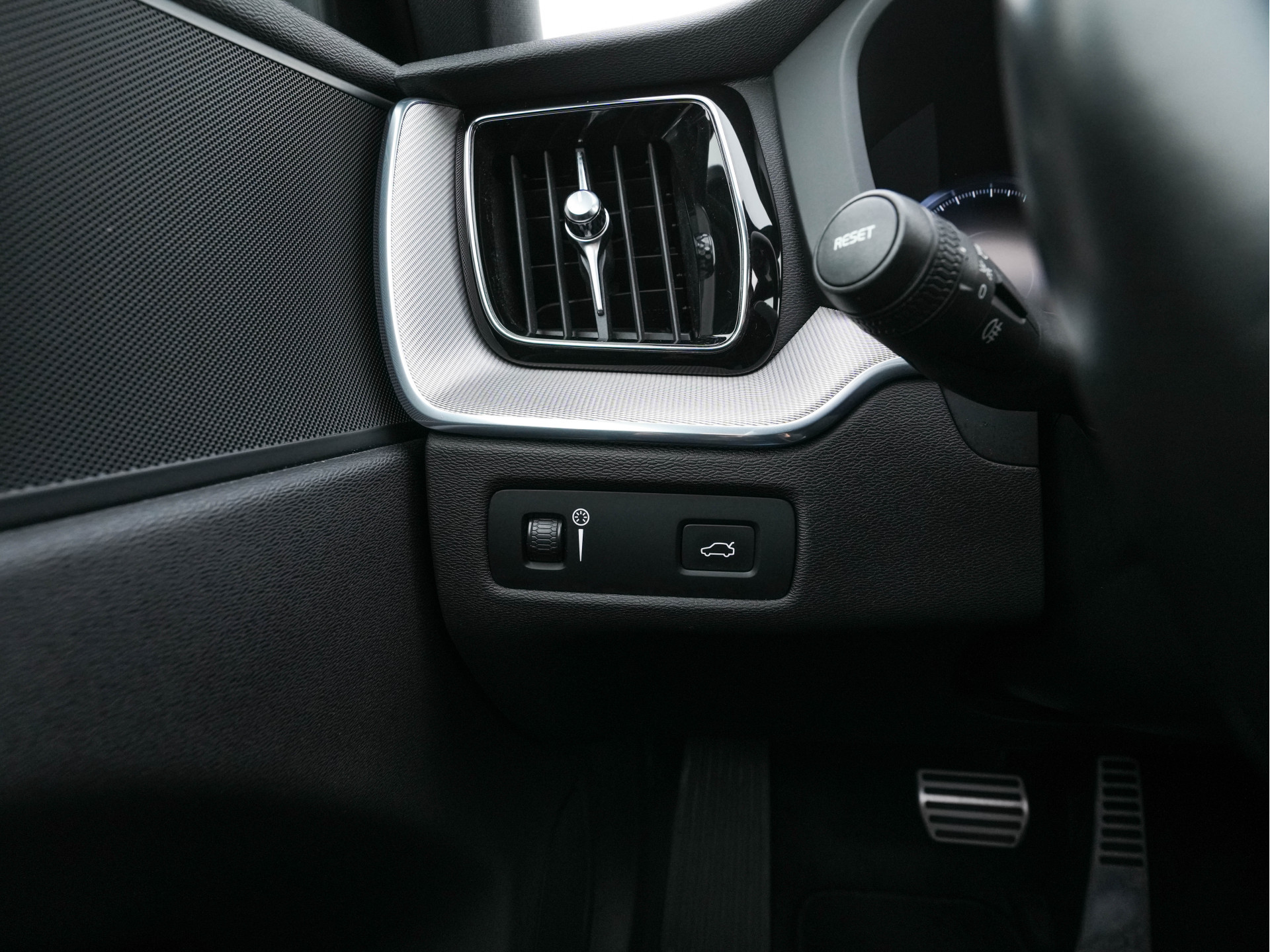 Volvo XC60 2.0 B5 Business Pro R-Design (INCL.BTW) Aut. *PANO | LUXURY-LEATHER | FULL-LEATHER | MEMORY-PACK | HEATED-SPORTSEATS | CAMERA | NAVI-FULLMAP | SHIFT-PADDLES | PRIVACY-GLASS | AIR-SUSPENSION | ECC | PDC | CRUISE | 19''ALU