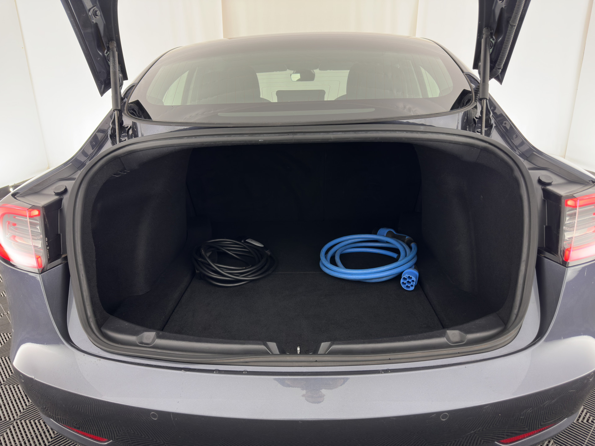 Tesla Model 3 Standard RWD Plus 60 kWh [ 3-Fase ] {SOH-88%} (INCL-BTW) Aut. *PANO | AUTO-PILOT | LEATHER | KEYLESS | FULL-LED | MEMORY-PACK | SURROUND-VIEW | DAB | CARPLAY | DIGI-COCKPIT | LANE-ASSIST | COMFORT-SEATS | 18"ALU*