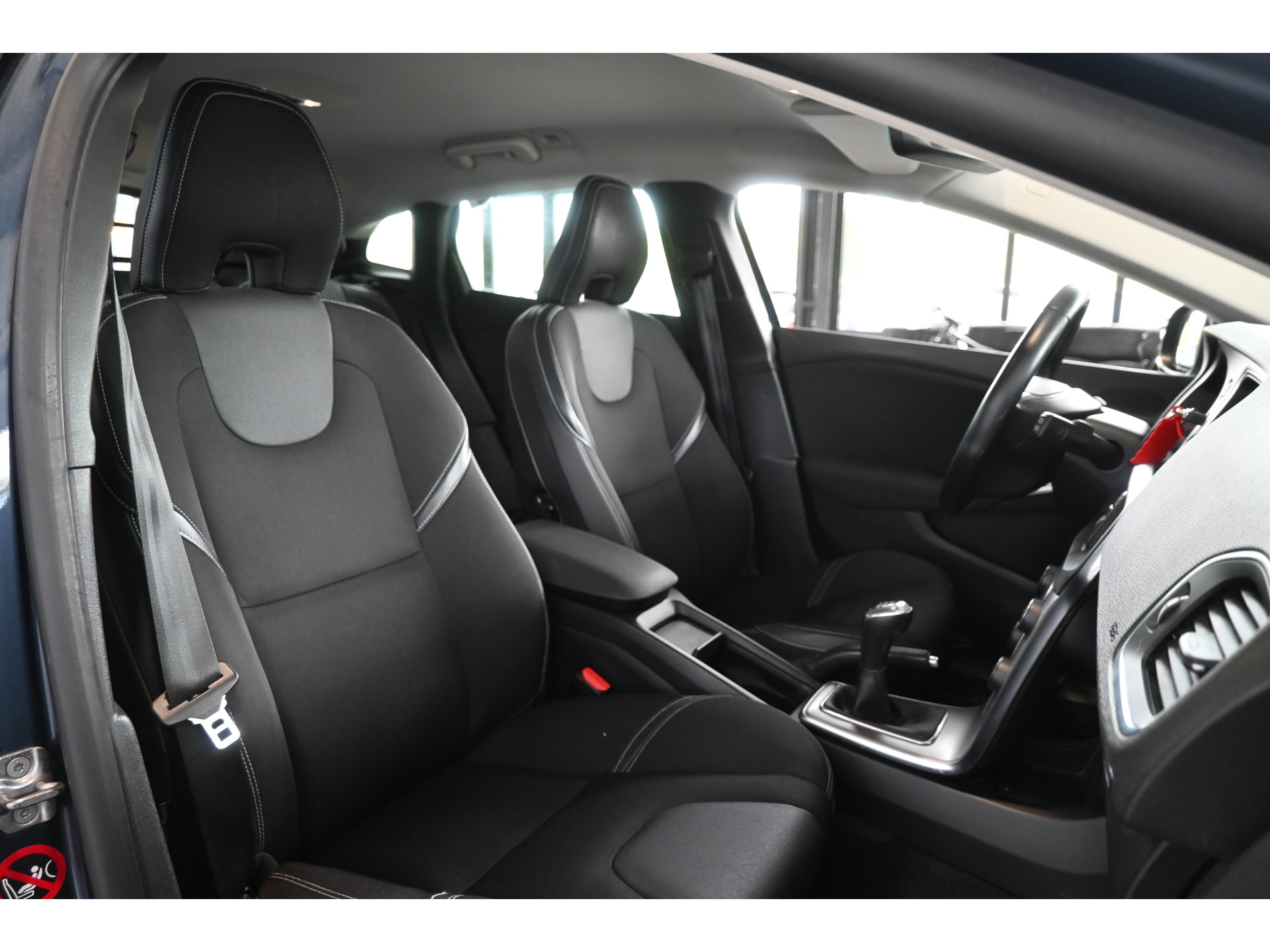 Volvo V40 2.0 T2 Momentum Nap Clima Cruise control Trekhaak Navigatie Stoelverwarming Goed onderhouden! Inruil Mogelijk!