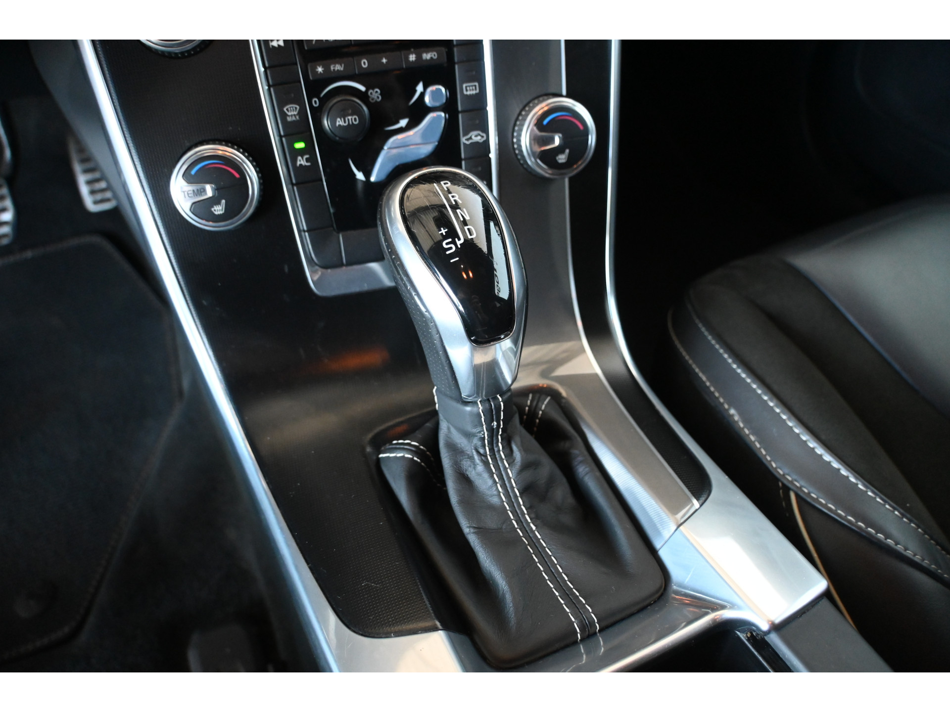 Volvo V60 2.0 D3 Nordic R-Design Automaat Clima Trekhaak Navigatie Cruise control Inruil Mogelijk!