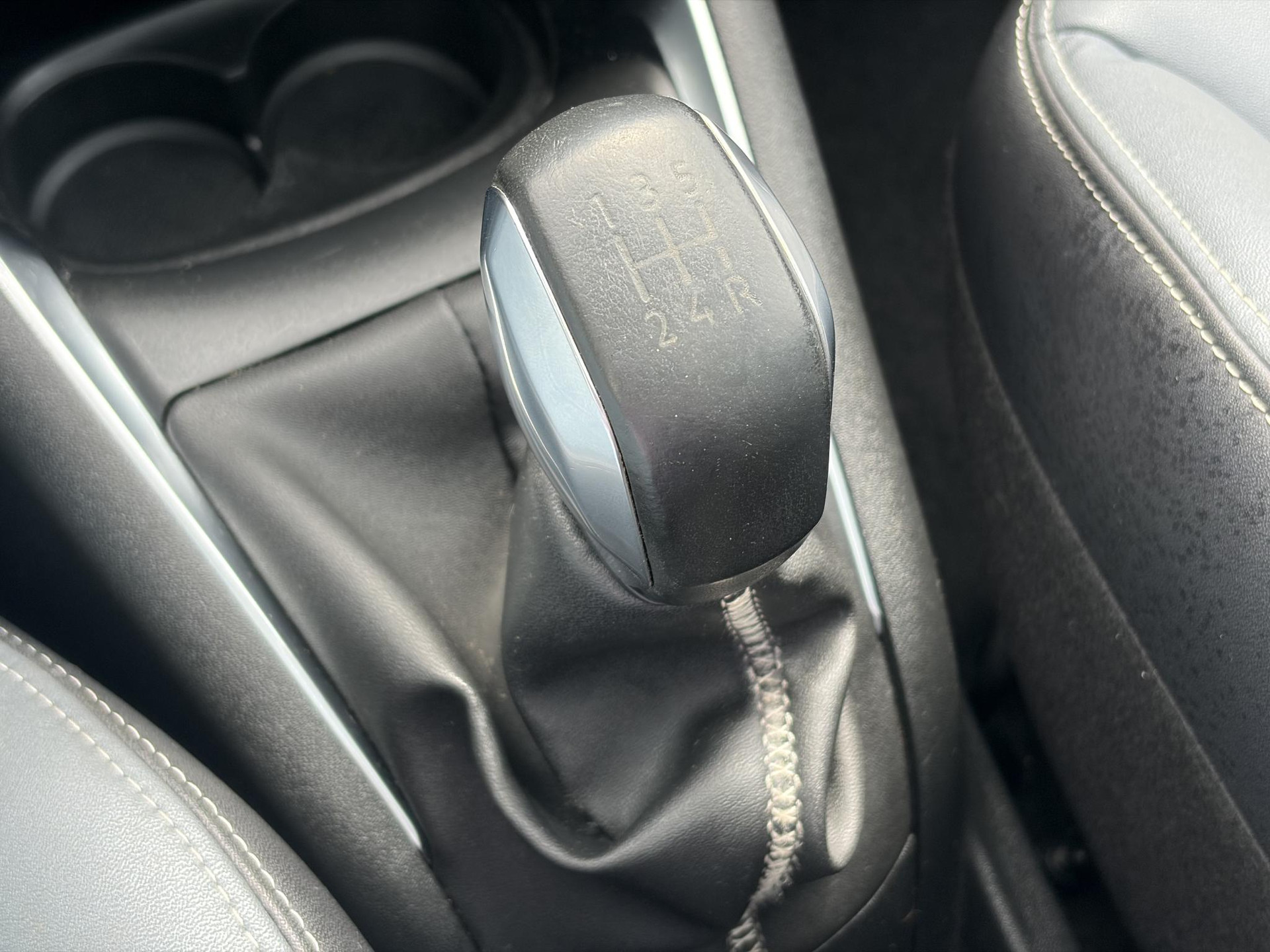 Peugeot 208 1.2 PureTech Allure D-riem vv in 2022,2e Eigenaar,110pk,Dealer Onderhouden,Pano,Carplay,Camera,Clima,Cruise,5 Deurs,Halfleder,Pdc,N.A.P,Lm velgen,Apk tot 05-2027