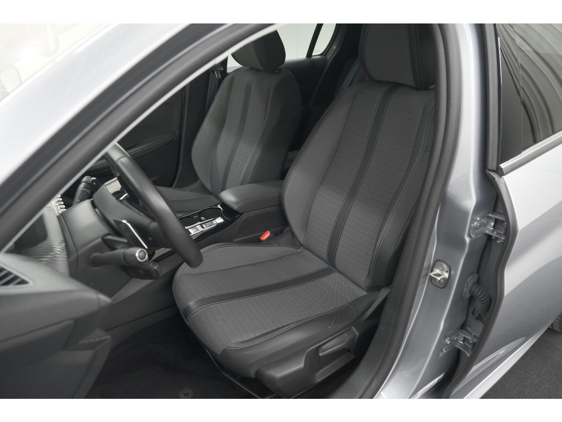 Peugeot 208 PureTech 100 EAT8 Allure | Adaptieve Cruise control |  Camera | Parkeersensoren voor + achter | Navigatie | Apple Carplay