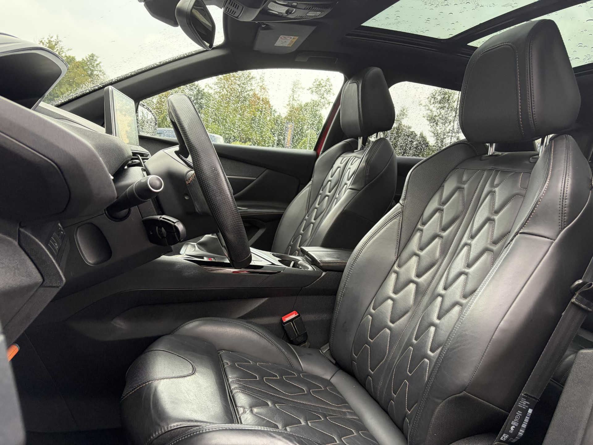 Peugeot 3008 1.2 PureTech GT Line ✓D-riem vv in 2026✓1e Eigenaar✓360 ° Camera✓Pano✓Massage stoel✓Draadloze telefoonlader✓Carplay✓Stoelvw✓Keyless✓Leder✓Navi✓Pdc V+A✓6 Bak✓Dealer Onderhouden✓Rijstrooksensor✓Dodehoeksensor✓19'' Lmv✓N.A.P✓Apk tot 09-2027