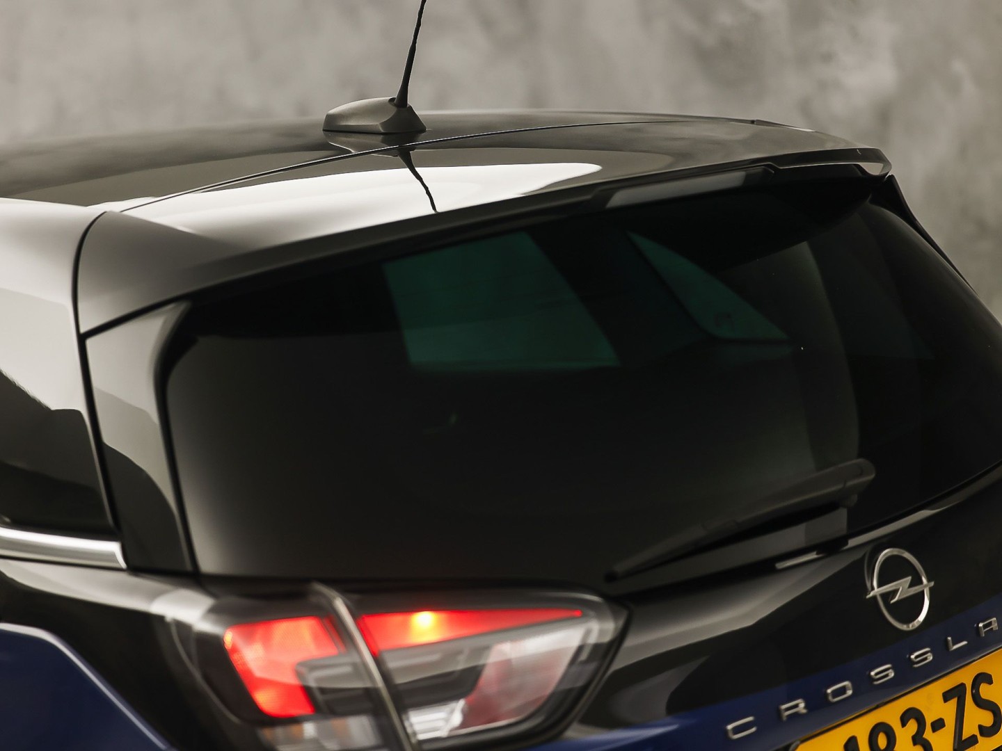 Opel Crossland 1.2 Turbo Elegance (APPLE CARPLAY, GROOT NAVI, CLIMATE, STUUR/STOELVERWARMING, SPORTSTOELEN, TREKHAAK, GETINT GLAS, CRUISE, NIEUWSTAAT)