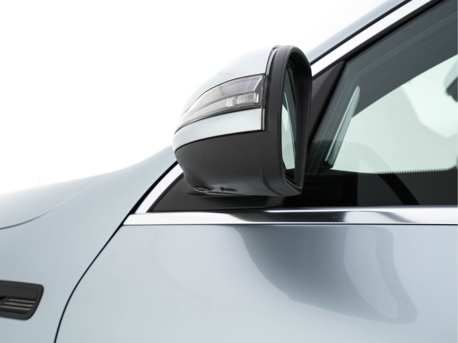 Mercedes-Benz EQC 400 4MATIC AMG-Pack Premium Plus 80 kWh (3-Fase) {SOH-94%} (INCL-BTW) *PANO | WIDESCREEN | HEAD-UP | DISTRONIC | MULTI-BEAM | BURMESTER-AUDIO | MEMORY-PACK | TOP-VIEW | KEYLESS | LEATHER | SPORT-SEATS | DAB+ | AMBIENT-LIGHT | 20''