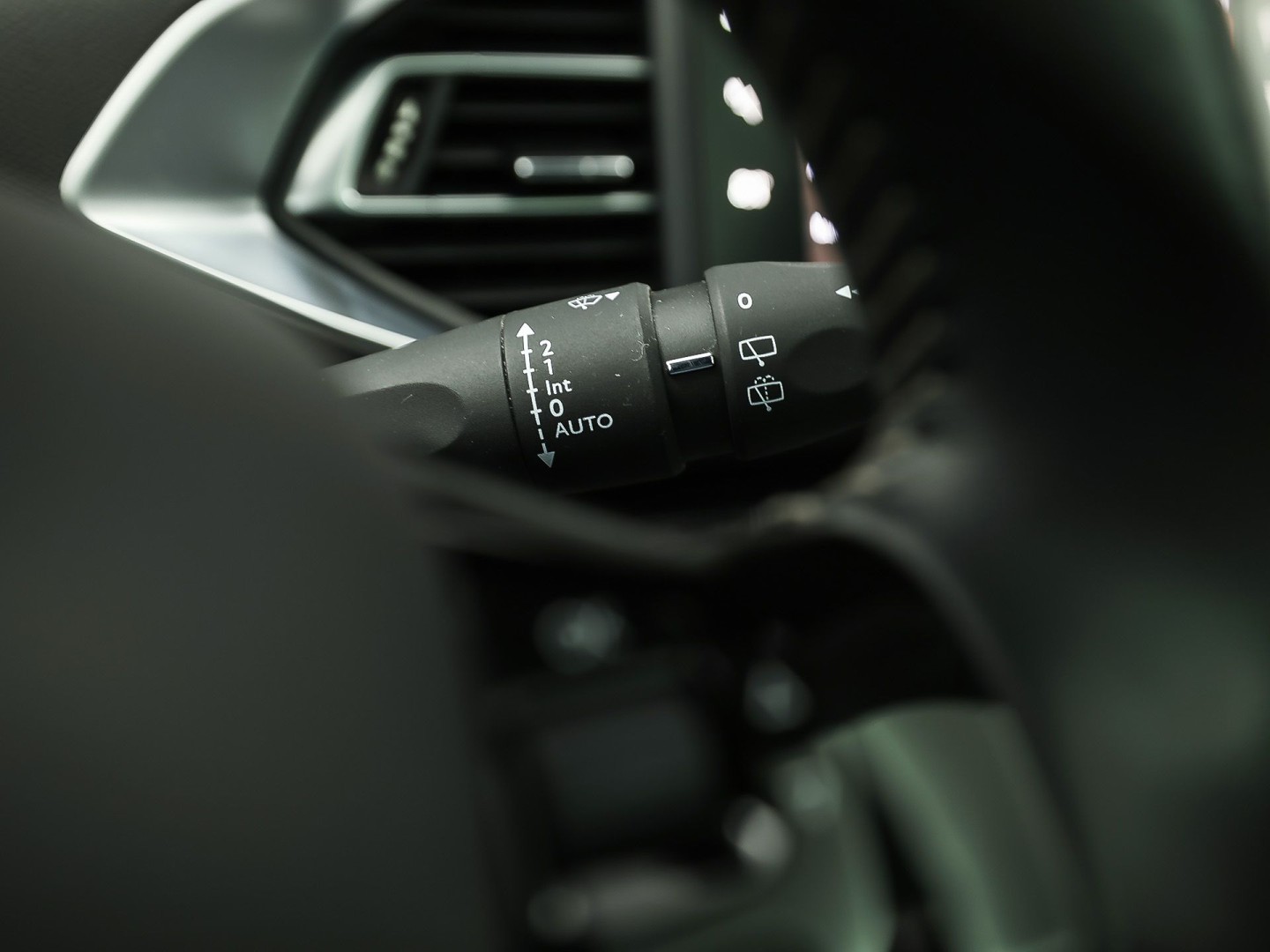 Peugeot 308 SW 1.2 PureTech Sport (PANORAMADAK, APPLE CARPLAY, GROOT NAVI, TREKHAAK, GETINT GLAS, SPORTSTOELEN, PARKEERSENSOREN, CRUISE, NIEUWSTAAT)