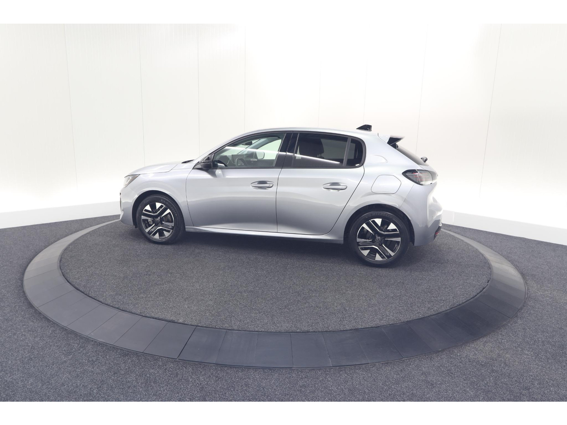 Peugeot 208 PureTech 100 Allure Pack | NIEUW MODEL | Apple CarPlay | Parkeersensoren | Climate Control