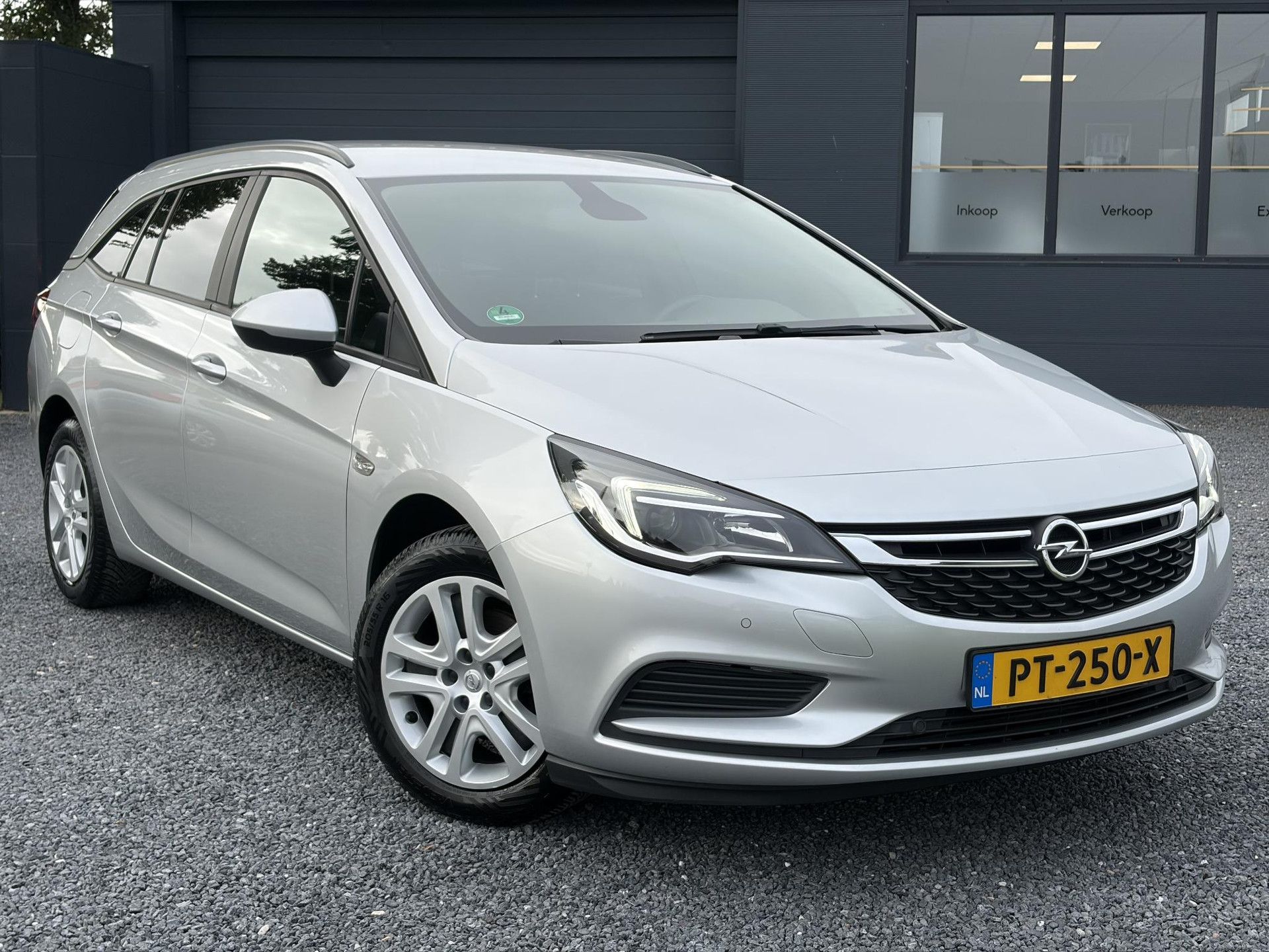 Opel Astra Sports Tourer 1.0 Online Edition ✓2e Eigenaar✓Carplay✓Navi✓Trekhaak✓Net beurt gehad✓Clima✓Cruise✓Pdc V+A✓105pk✓N.A.P✓Lm velgen✓Apk tot 10-2027