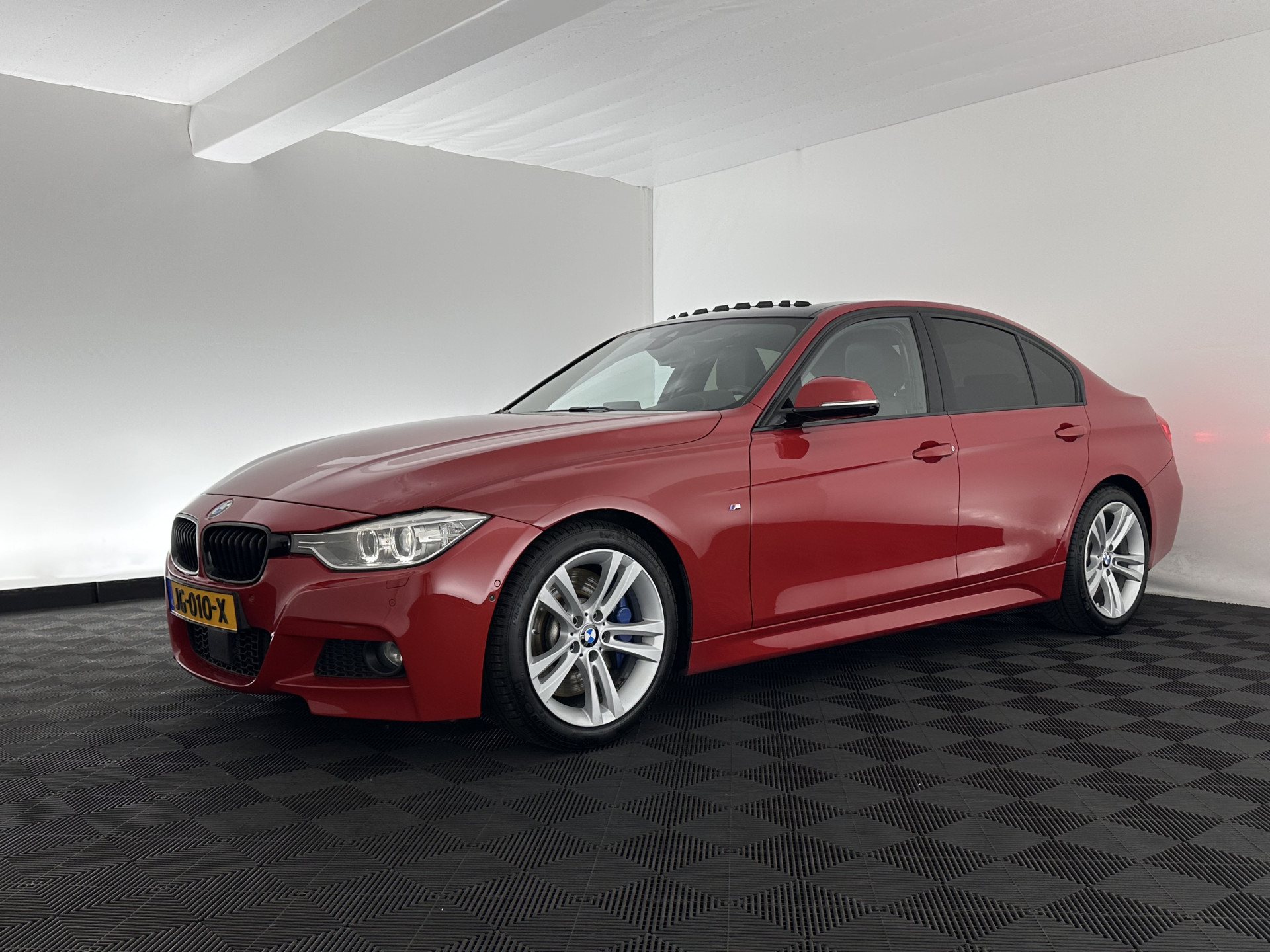 BMW 3-serie 330d M-Sportpack High Executive Aut. *PANO | LEATHER | XENON | ADAPTIVE-CRUISE | HARMAN/KARDON | MEMORY-PACK | BLINDSPOT | HEATED-SPORTSEATS | CAMERA | DAB | KEYLESS | ECC | HEAD-UP | PDC | SHIFTPADDLES | TOWBAR |  18''ALU