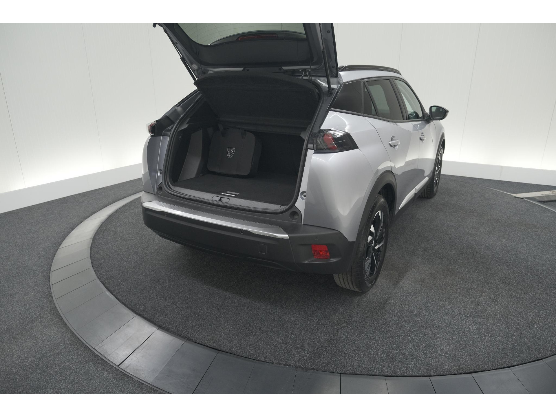 Peugeot e-2008 EV Allure Pack 50 kWh | 3 Fase Laadfunctie | Camera | Navigatie | Parkeersensoren | Apple Carplay