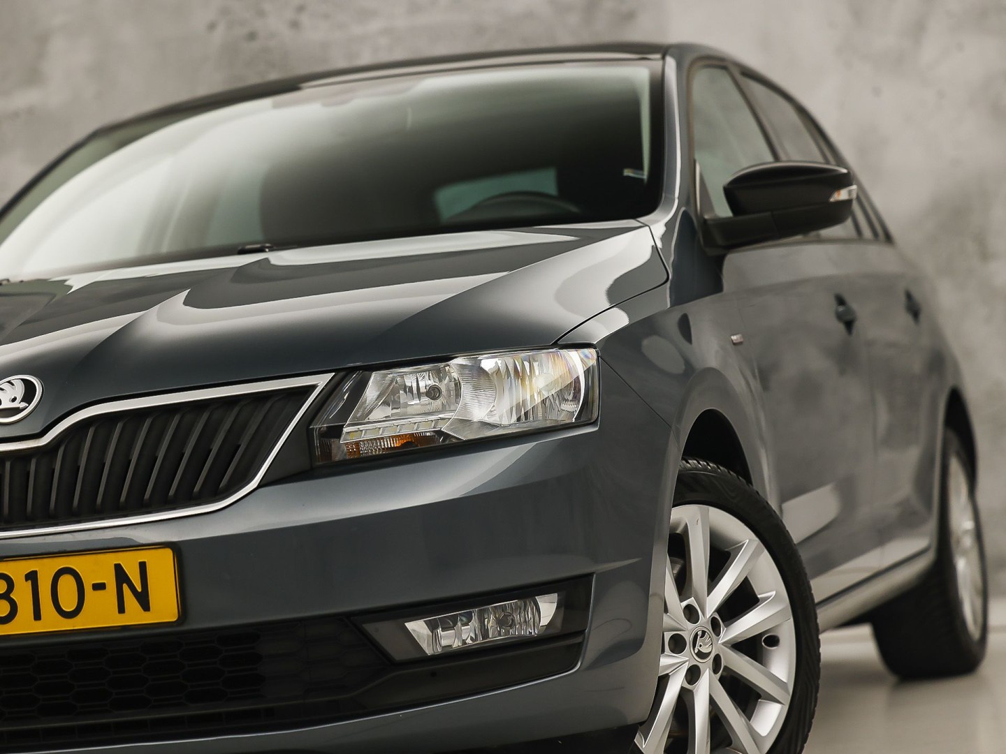 Škoda Rapid Spaceback 1.0 TSI Sport Automaat (PANORAMADAK, NAVIGATIE, CLIMATE, STOELVERWARMING, SPORTSTOELEN, GETINT GLAS, CRUISE, PARKEERSENSOREN, NIEUWSTAAT)