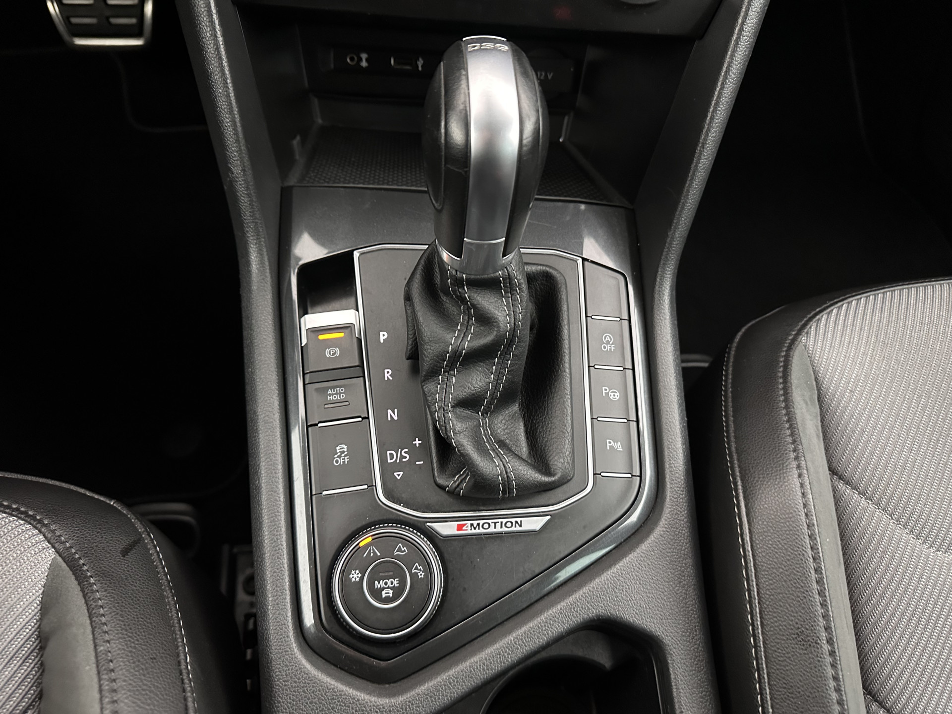 Volkswagen Tiguan 2.0 TSI 4Motion R-Line Highline Aut. *ADAPTIVE-CRUISE | LEATHER-MICROFIBRE | FULL-LED | NAVI-FULLMAP | HEATED-SPORTSEATS | CAMERA | SHIFTPADDLES | PRIVACYGLASS | CARPLAY | ECC | PDC | 20''ALU*