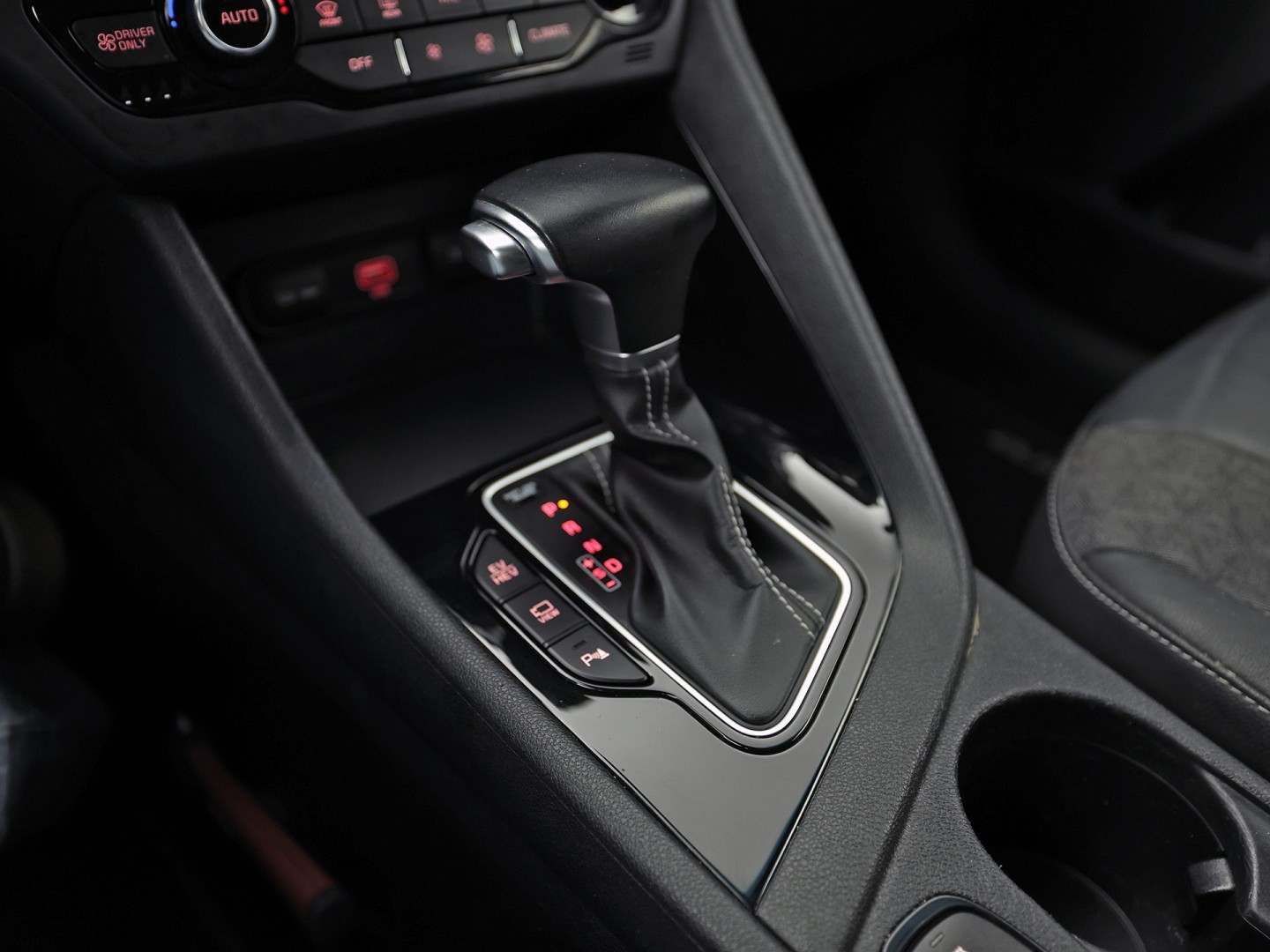 Kia Niro 1.6 GDi PHEV DynamicPlusLine Automaat (APPLE CARPLAY, GROOT NAVI, STUUR/STOELVERWARMING, CAMERA, TREKHAAK, SPORTSTOELEN, GETINT GLAS, ADAPTIVE CRUISE, NIEUWSTAAT)