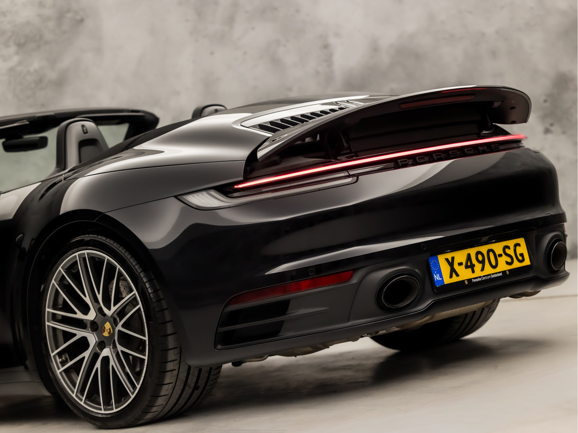 Porsche 911 Cabrio 3.0 Carrera 385Pk (SPORT CHRONO PAKKET, SPORTUITLAAT, BOSE AUDIO, LED MATRIX, APPLE CARPLAY, CAMERA, SFEERVERLICHTING, STOELVERWARMING, NIEUWSTAAT)