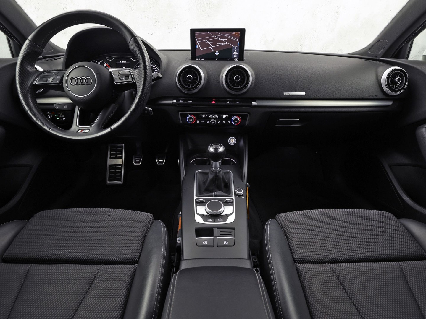 Audi A3 Limousine 1.0 TFSI S-Line Sport (2X S-LINE, GROOT NAVI, CLIMATE, DYNAMISCHE KNIPPERLICHTEN, SPORTSTOELEN, LEDER, GETINT GLAS, NIEUWE APK, NIEUWSTAAT)