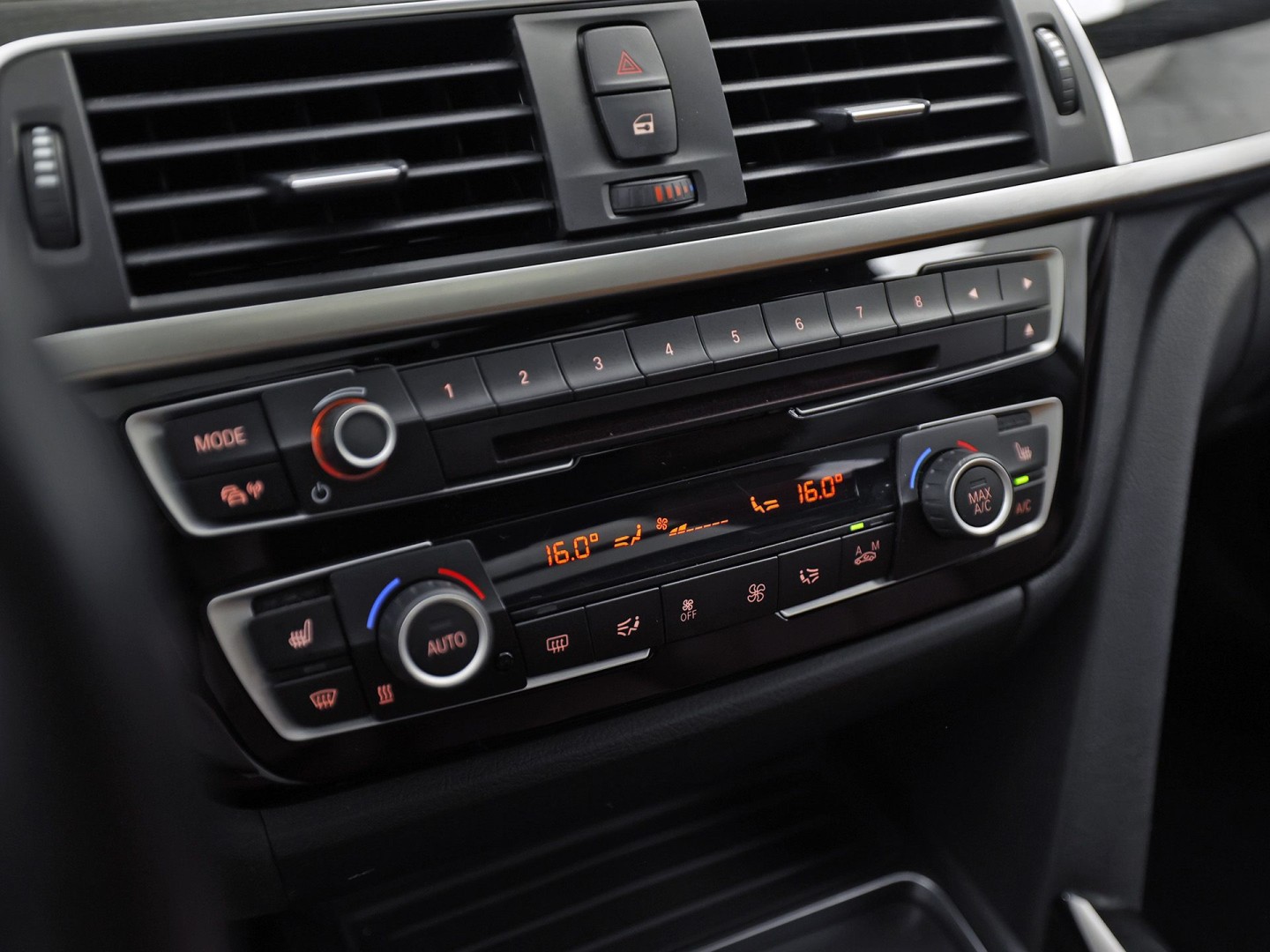 BMW 3 Serie 318i M Sport Automaat (PANORAMADAK, M PAKKET, GROOT NAVI, CAMERA, DEALER ONDERHOUDEN, COGNAC LEDER, SPORTSTOELEN, STOELVERWARMING, VIRTUAL COCKPIT, NIEUWSTAAT)