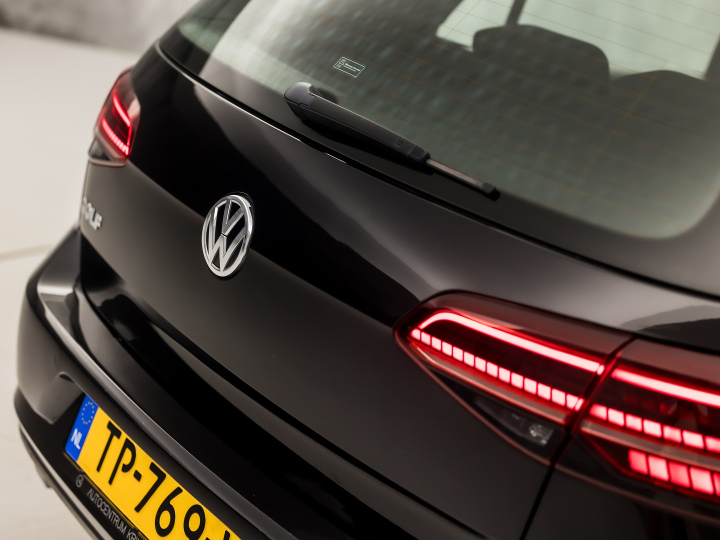 Volkswagen Golf 1.0 TSI Sportline (APPLE CARPLAY, GROOT NAVI, ALCANTARA, DYNAMISCHE KNIPPERLICHTEN, SPORTSTOELEN, STOELVERWARMING, ADAPTIVE CRUISE, PARKEERSENSOREN, NIEUWSTAAT)