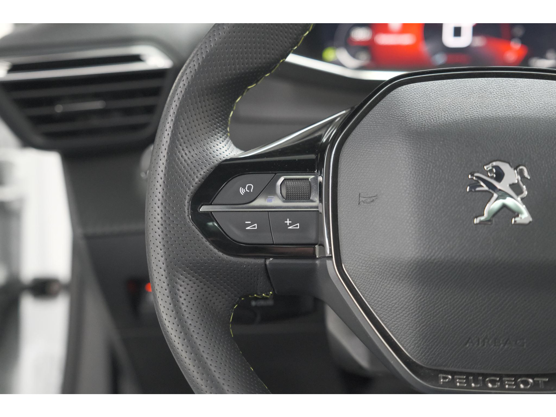 Peugeot 2008 PureTech 130 GT | Elektrisch Panoramadak | Camera | Dodehoekdetectie | Navigatie