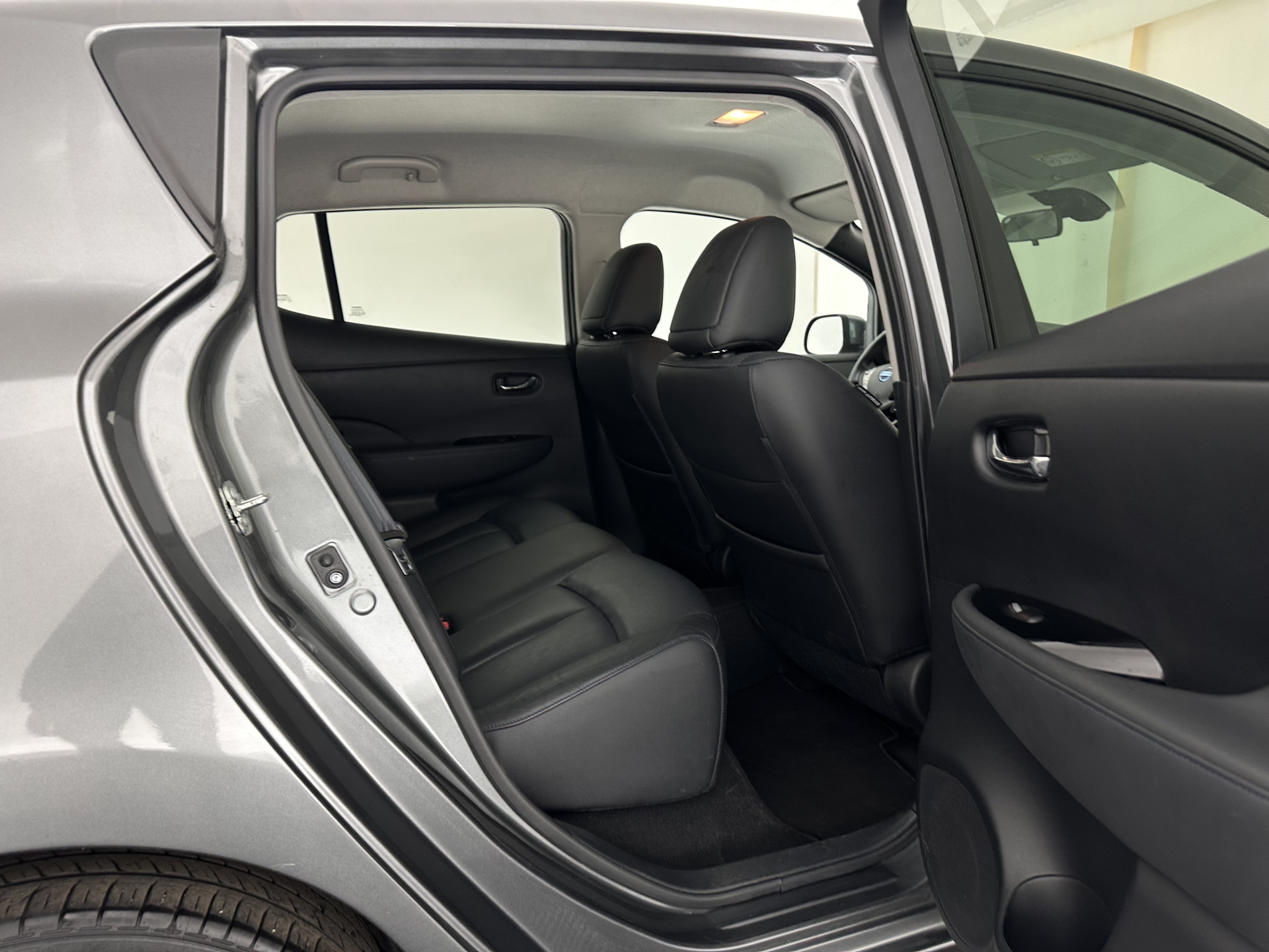 Nissan LEAF Business Edition 30 kWh Aut. *LEATHER | FULL-LED | BOSE-SURROUND | TOPVIEW | KEYLESS | NAVI-FULLMAP | ECC | HEATED-COMFORTSEATS | PRIVACYGLASS | DIGI-COCKPIT | DAB | 17"ALU*