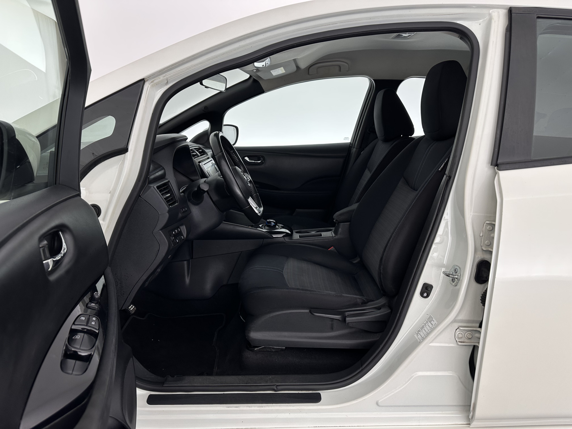 Nissan LEAF Acenta 40 kWh (INCL-BTW) Aut. *HEATPUMP | ADAPTIVE-CRUISE | KEYLESS | TOPVIEW | NAVI-FULLMAP | BLINDSPOT | DAB+ | HEATED-COMFORTSEATS | DIGI-COCKPIT | PRIVACYGLASS | 16"ALU*