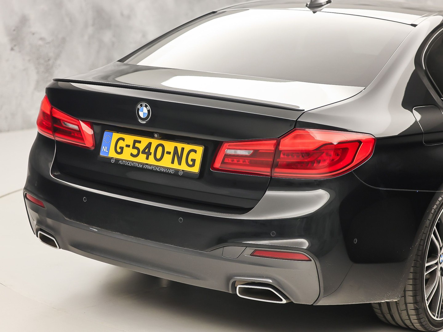 BMW 5-serie 520i M Sport High Executive 184Pk Automaat (GROOT NAVI, M PAKKET, 360 CAMERA, MEMORY SEATS, HARMAN/KARDON, STUUR/STOELVERWARMING, LUXE LEDER, HEAD-UP DISPLAY, GETINT GLAS, NIEUWSTAAT)