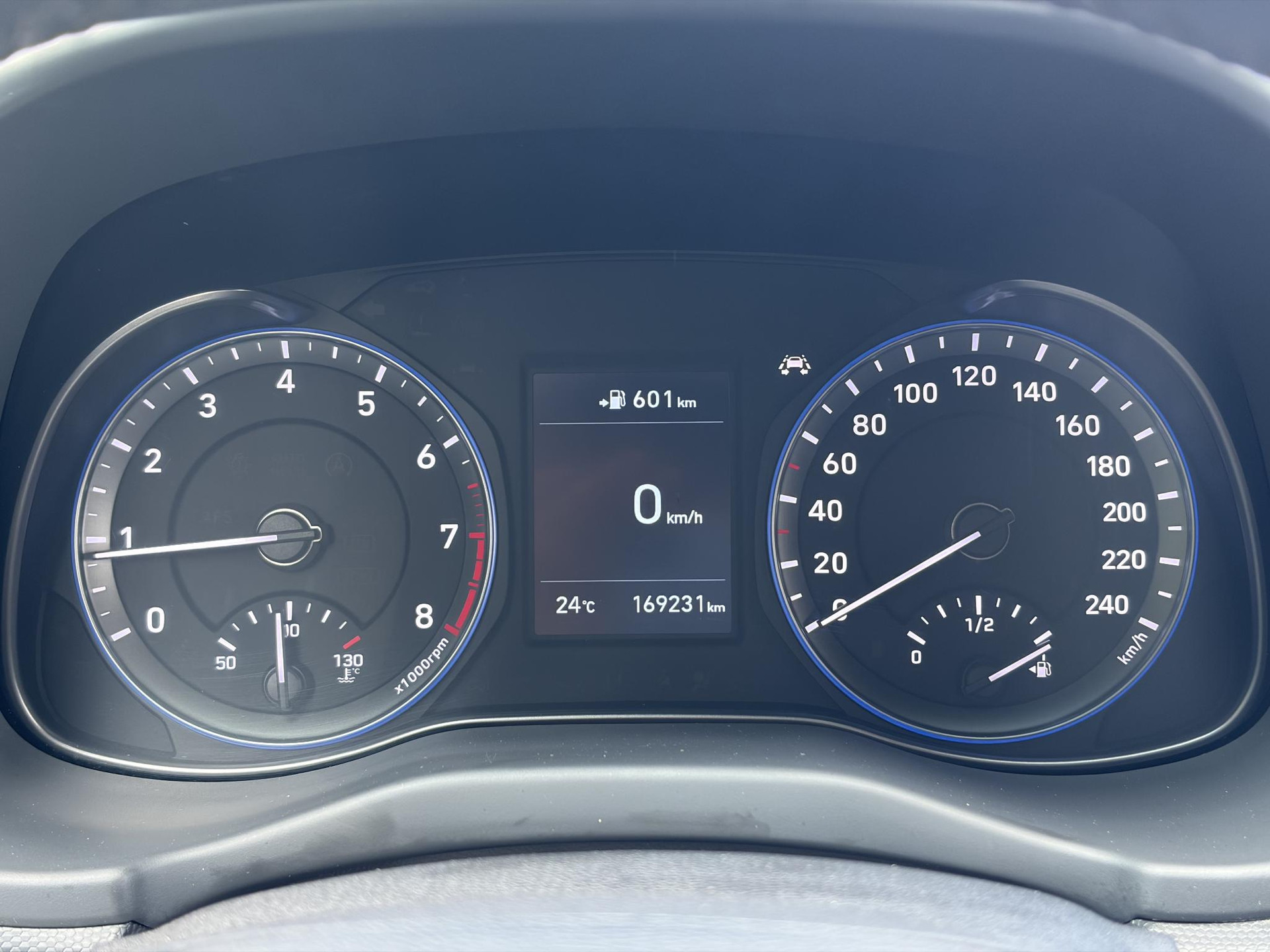 Hyundai Kona 1.0T Essence 2e Eigenaar,Trekhaak,Camera,Carplay,Navi,Clima,Cruise,6 Bak,N.A.P,120pk,Lm velgen,Rijstrooksensor,Pdc,Apk tot 03-2027