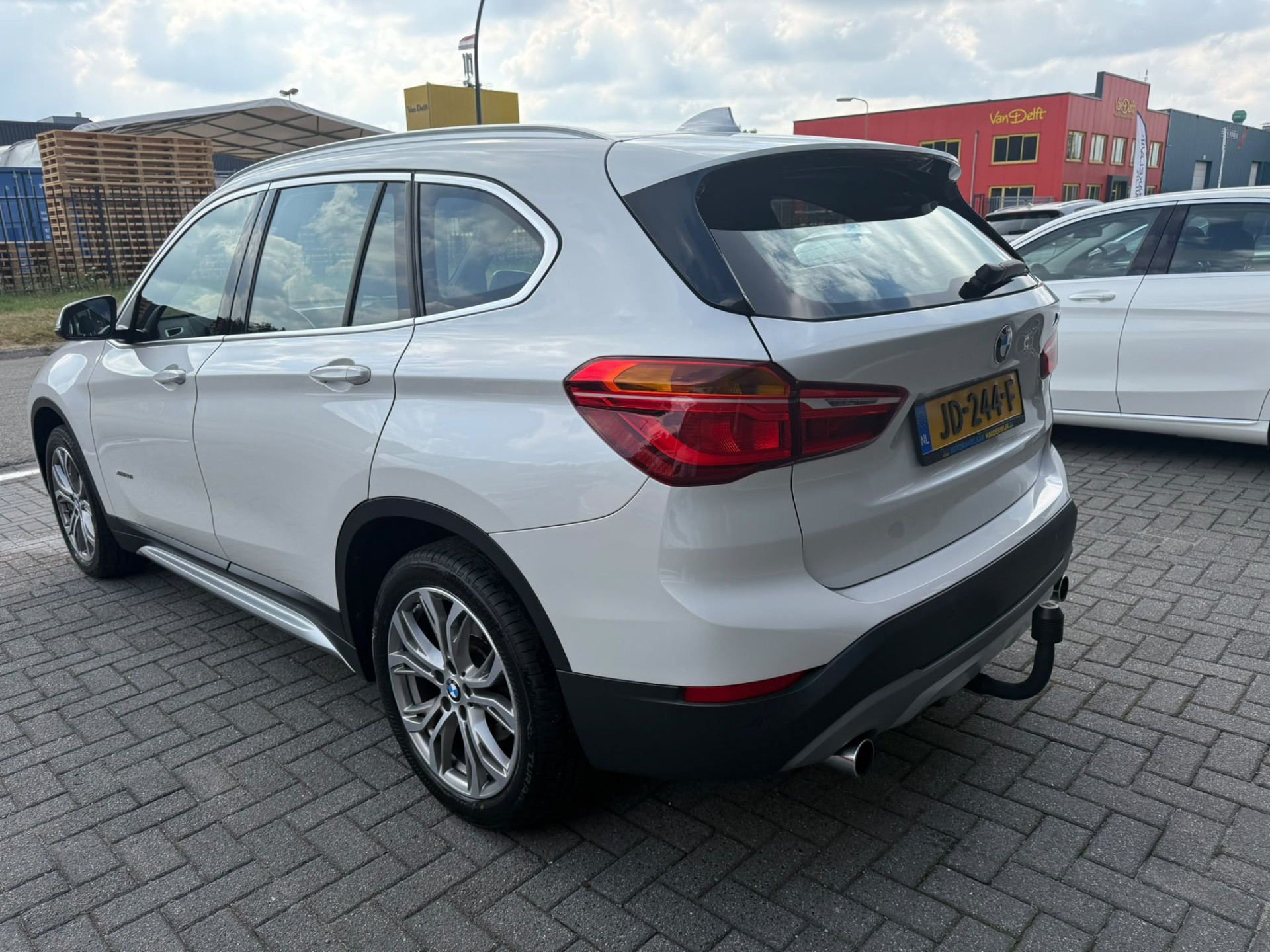 BMW X1 xDrive20i xLine | 3E EIGENAAR | 3/6/12MND GARANTIE| PANO DAK | HEAD UP | LEDER | NAVI |