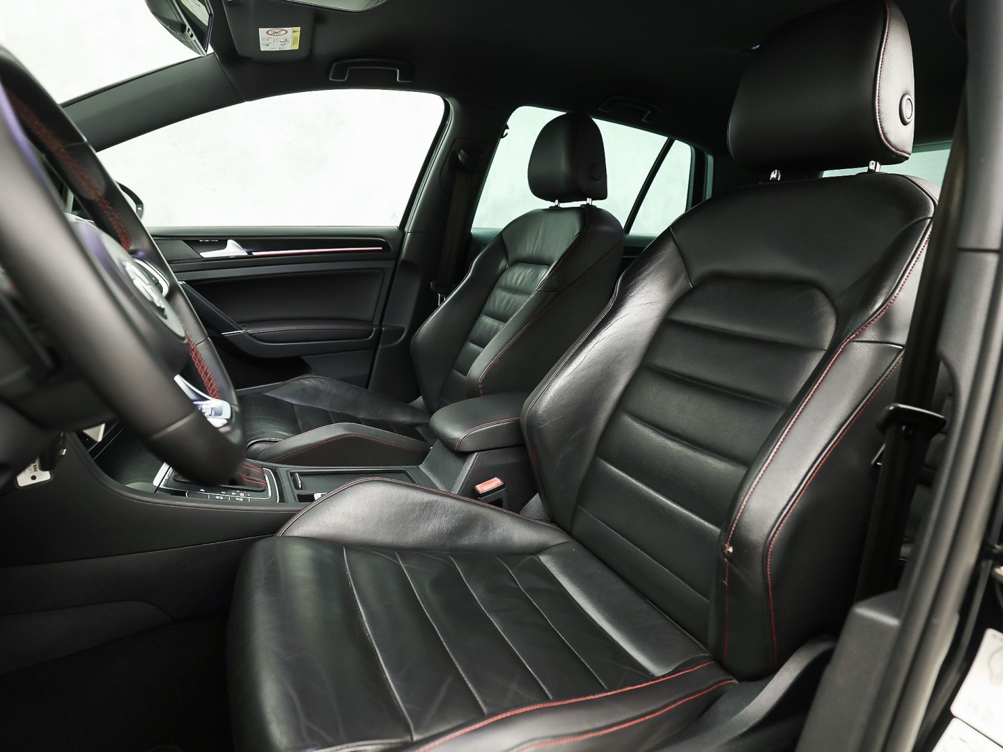 Volkswagen Golf 2.0 TSI GTI 220Pk Automaat (NAVIGATIE, CLIMATE, LEDER, STOELVERWARMING, SPORTSTOELEN, GETINT GLAS, XENON, NIEUWSTAAT)