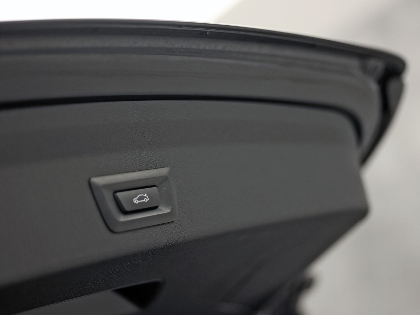 BMW 1 Serie 118i Sport Automaat (APPLE CARPLAY, DEALER ONDERHOUDEN, GROOT NAVI, CAMERA, STUUR/STOELVERWARMING, SPORTSTOELEN, TREKHAAK, GETINT GLAS, ELEK ACHTERKLEP, NIEUWSTAAT)