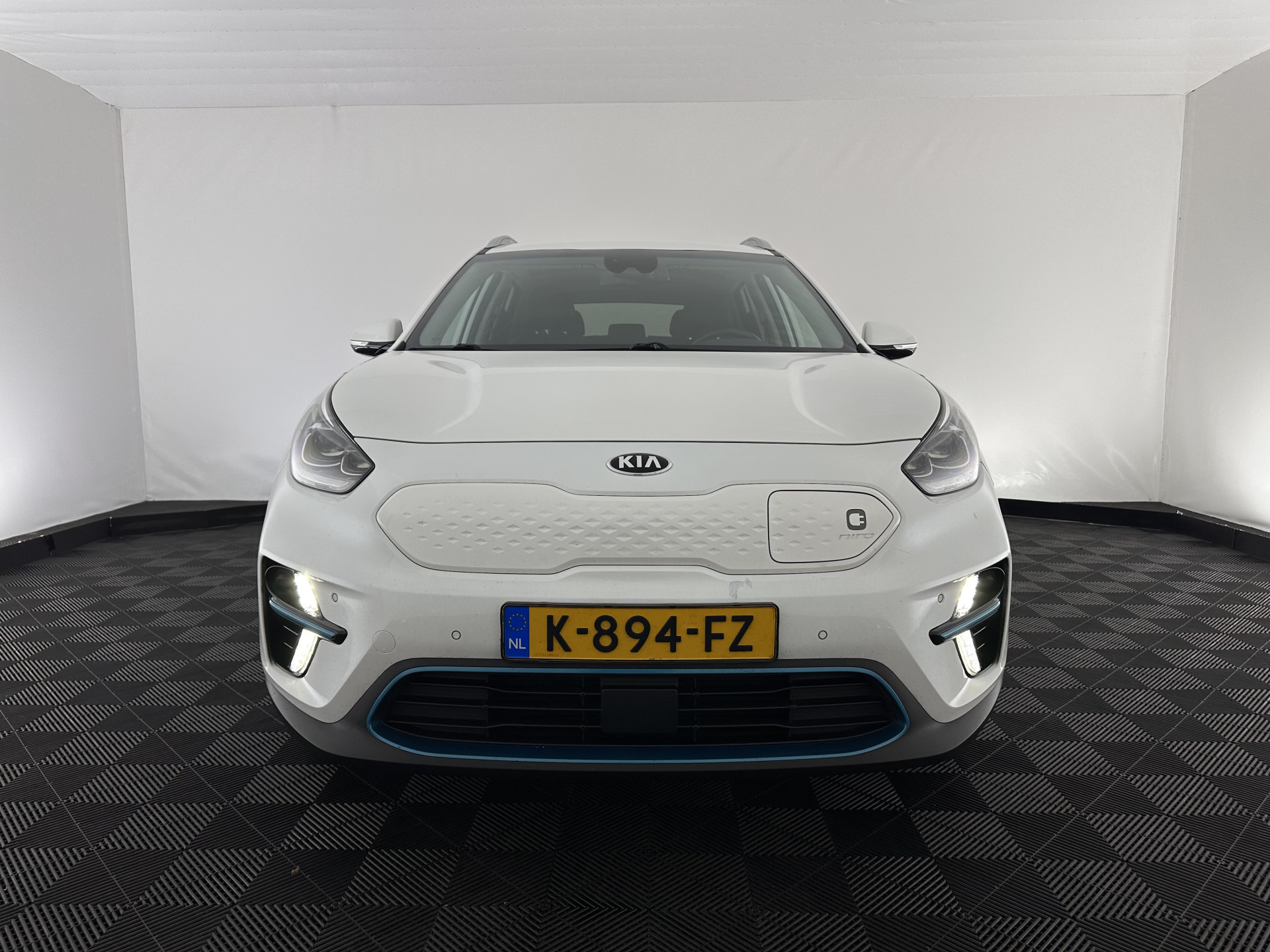 Kia e-Niro ExecutiveLine 64 kWh [ 3-Fase ] {SOH-100%} (INCL-BTW)  Aut.*HEATPUMP | LEATHER | FULL-LED | NAVI-FULLMAP | ADAPTIVE-CRUISE | CAMERA | MEMORY-PACK | LANE-ASSIST | KEYLESS | DIGI-COCKPIT | PRIVACYGLASS | SHIFTPADDLES | 17"ALU*