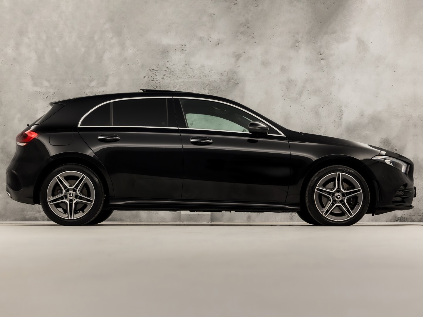 Mercedes-Benz A-Klasse 250 e AMG Sport 218Pk Automaat (PANORAMADAK, GROOT NAVI, SFEERVERLICHTING, CAMERA, GETINT GLAS, SPORTSTOELEN, LEDER/ALCANTARA, STOELVERWARMING, NIEUWSTAAT)