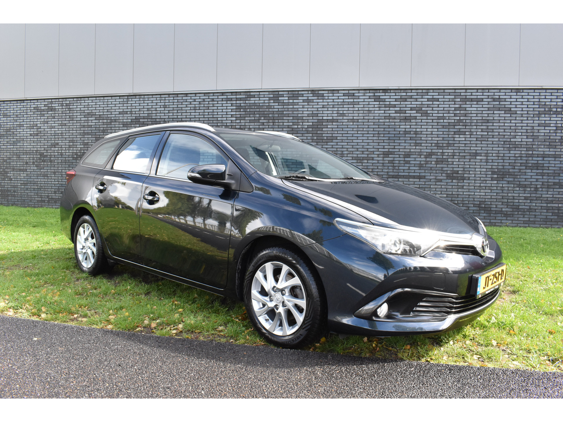 Toyota Auris Touring Sports 1.2T Aspiration Limited Navi Trekhaak Parkeer camerafoto’s volgen