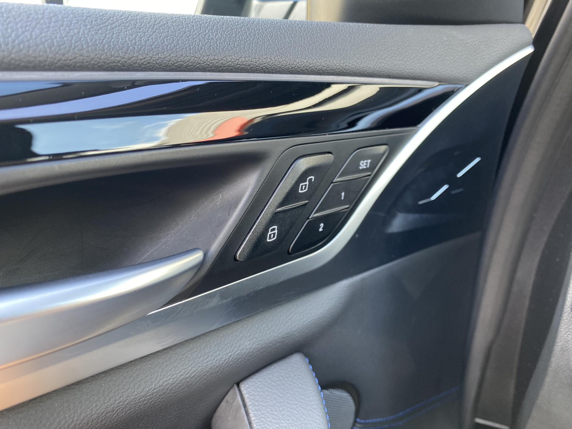 BMW iX3 M Sport High Executive 80 kWh | 1e eigenaar | dealer onderhouden | panoramadak | leder interieur | SOH accu 99.5%