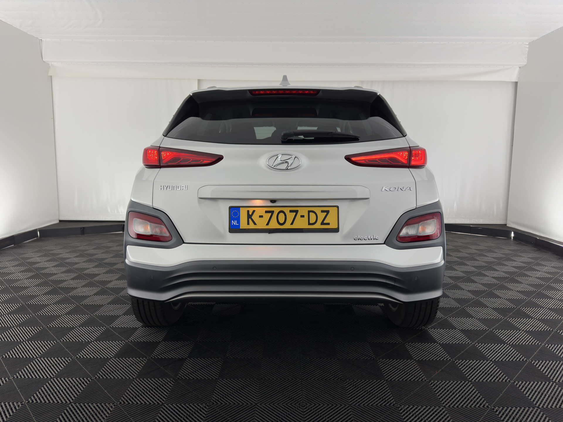 Hyundai Kona EV Fashion 64 kWh (3-Fase) {SOH-100%} (INCL-BTW)  Aut * HEATPUMP | NAVI-FULLMAP | LEATHER-FABRIC | KEYLESS | CAMERA | DAB | ECC | PDC | ADAPTIVE-CRUISE | LANE-ASSIST | HEATED SEATS | PRIVACY-GLASS | HEAD-UP | SHIFT-PADDLES | 17"A