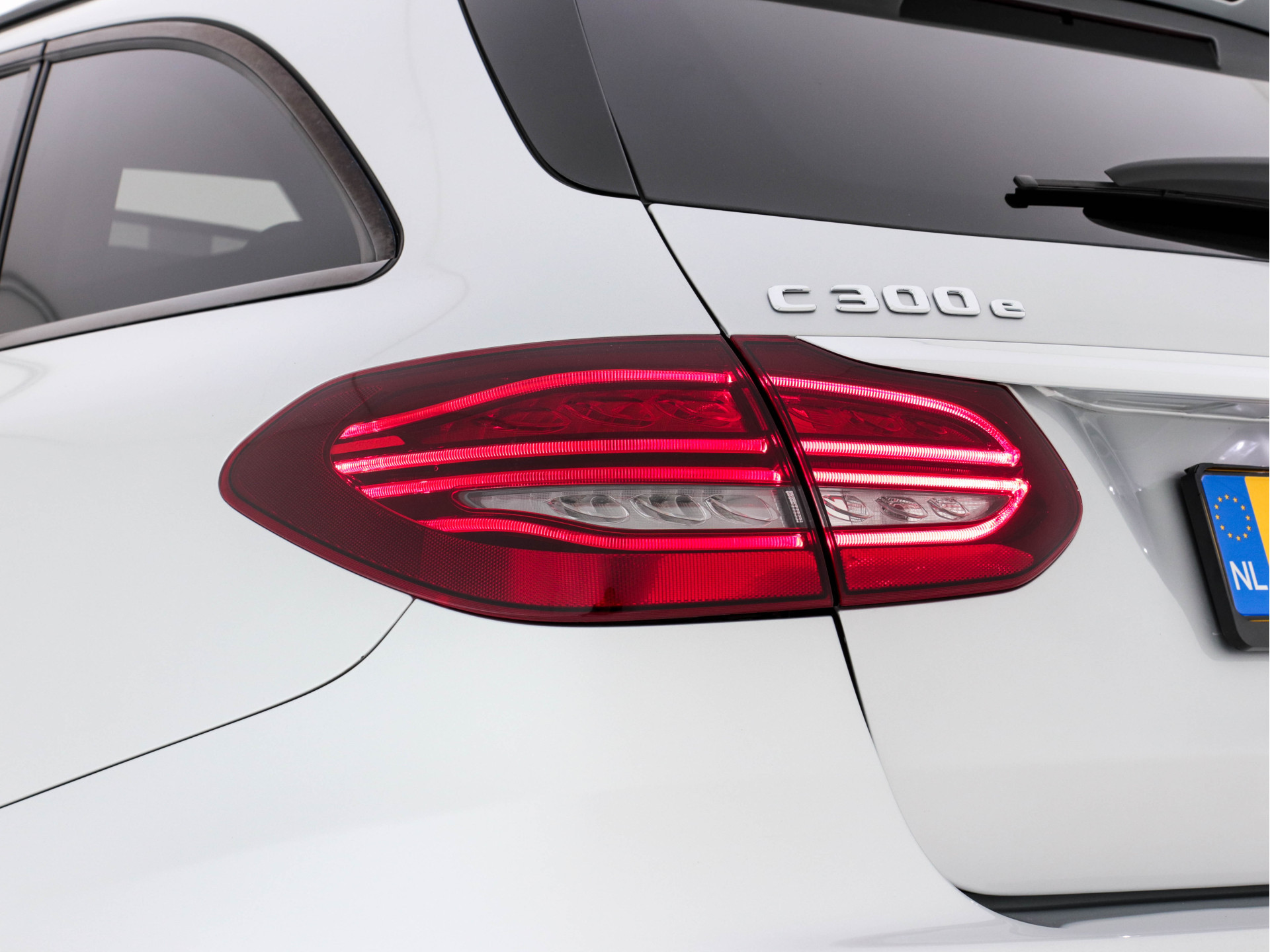 Mercedes-Benz C-klasse Estate 300 e Business Solution AMG Limited Plug in (INCL-BTW) Aut. *PANO | LEATHER-ALCANTARA | FULL-LED | NAVI-FULLMAP | TOP-VIEW | BLIND-SPOT | PREMIUM-AUDIO | DAB | CARPLAY | AMBIENT-LIGHT | DIGI-COCKPIT | SPORT-SEATS | 18"ALU*