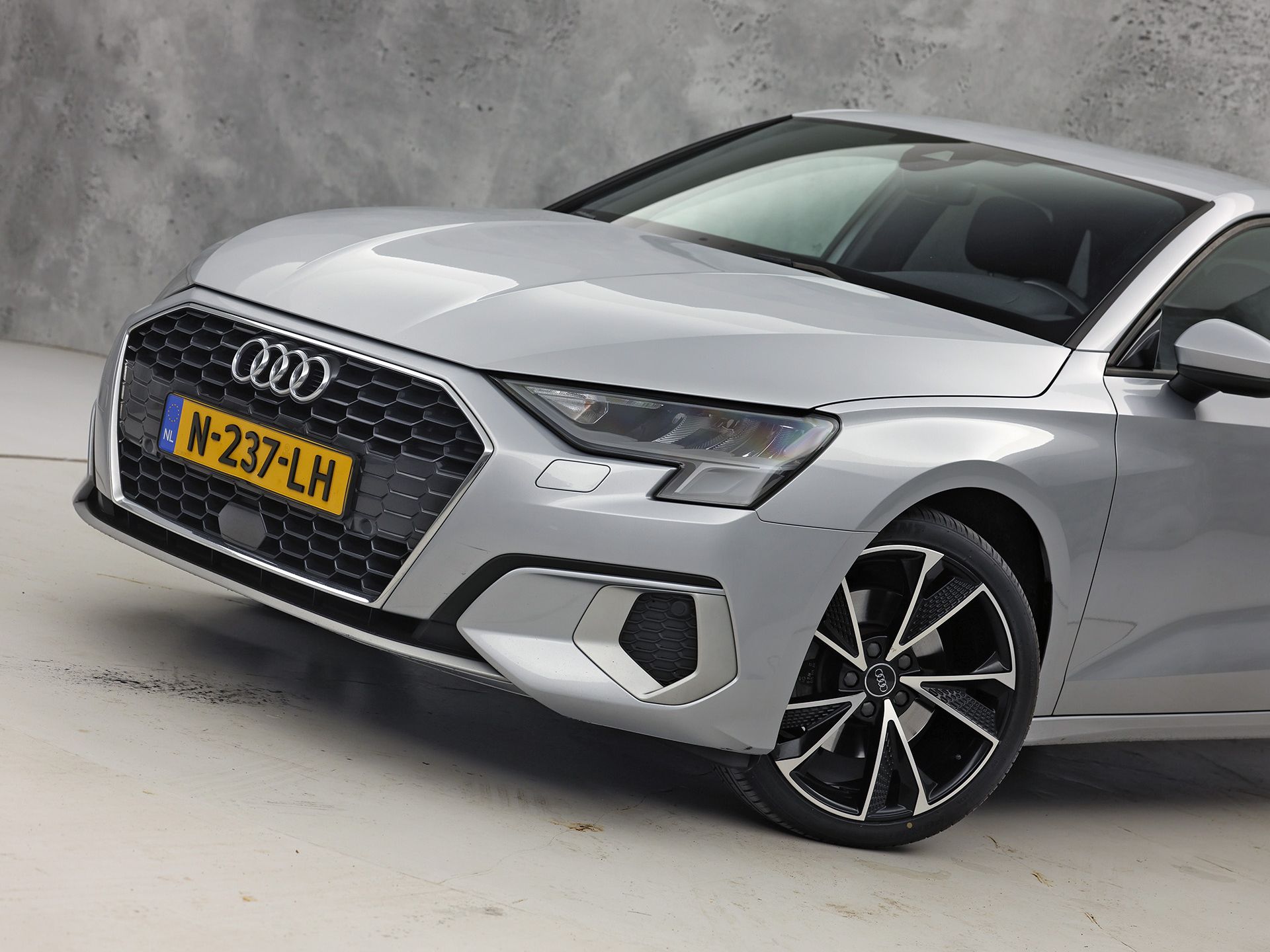 Audi A3 Sportback 30 TFSI Sport (APPLE CARPLAY, GROOT NAVI, CAMERA, ELEK STOEL, ADAPTIVE CRUISE, STOELVERWARMING, SPORTSTOELEN, GETINT GLAS, KEYLESS START, NIEUWSTAAT)