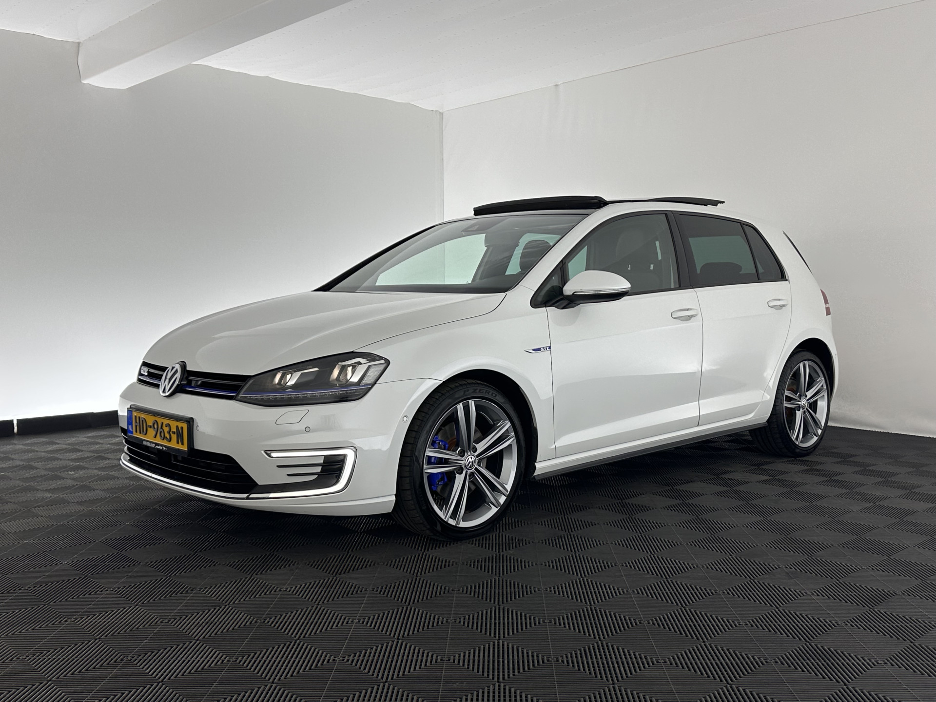 Volkswagen Golf 1.4 TSI GTE Executive-Plus-Pack Aut. *PANO | FULL-LED | LEATHER | LANE-ASSIST | BLIND-SPOT | ADAPTIVE-CRUISE | CAMERA | DAB | NAVI-FULLMAP | ECC | SHIFT-PADDLES | PDC | HEATED-SPORTSEATS | PRIVACY-GLASS | 18"ALU*