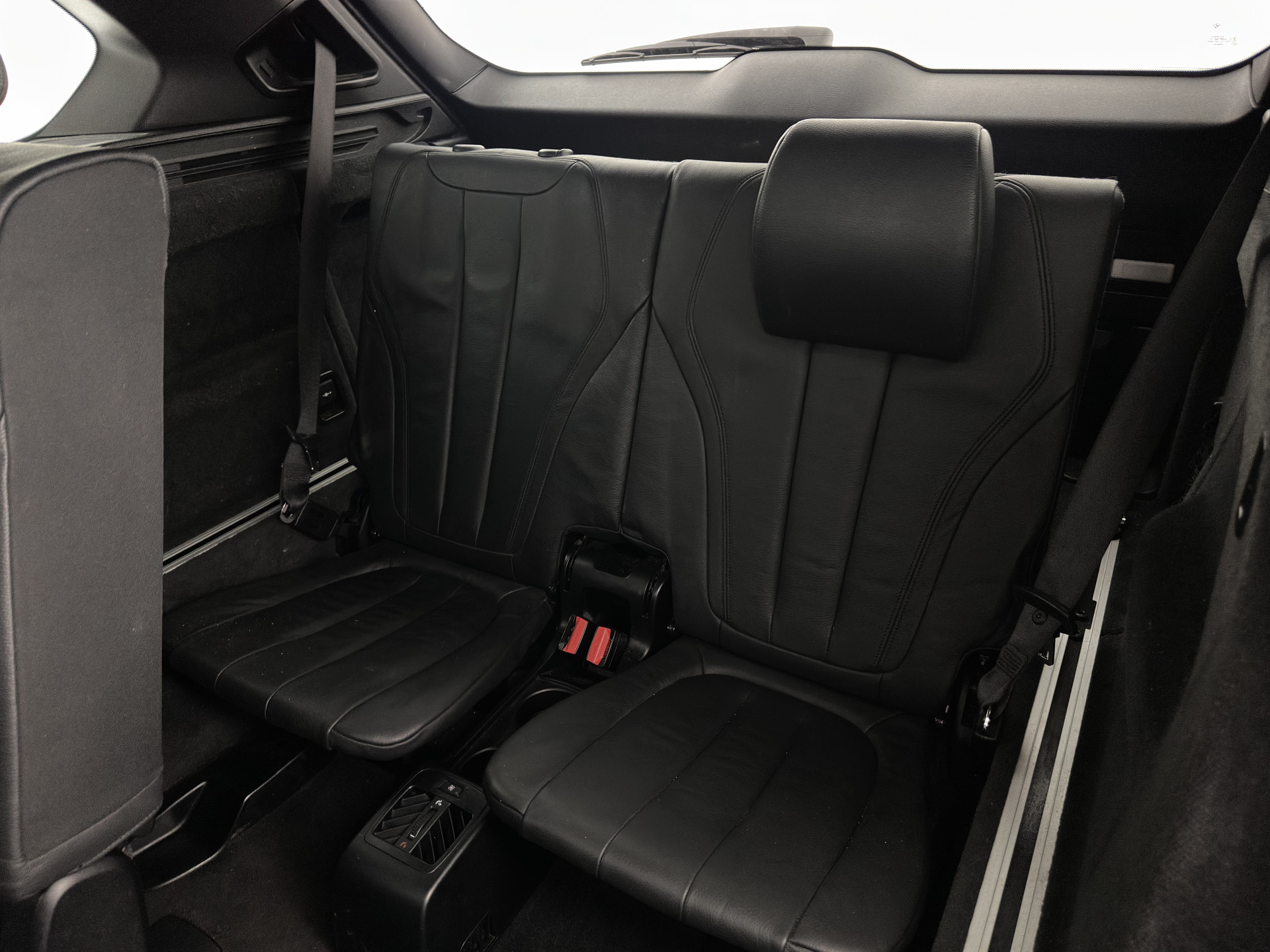 BMW X5 xDrive50i M-Sport High Executive [ 7-pers. ] Aut. *PANO | LUXURY-LEATHER | FULL-LED | HEAD-UP | MEMORY-PACK | DIGI-COCKPIT | KEYLESS | CAMERA | NAVI-FULLMAP | AMBIENT-LIGHT | HEATED-COMFORTSEATS | SHIFT-PADDLES | PRIVACY-GLASS | TOWBAR