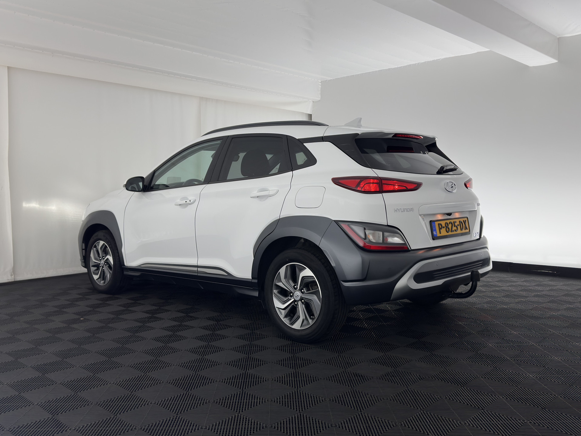 Hyundai Kona 1.6 GDI HEV Fashion (INCL-BTW) Aut. *NAVI-FULLMAP | DIGI-COCKPIT | FULL-LED | KEYLESS | CAMERA | HEAD-UP | SHIFT-PADDLES | DAB | COMFORT-SEATS | PRIVACY-GLASS | TOWBAR | 16 "ALU*