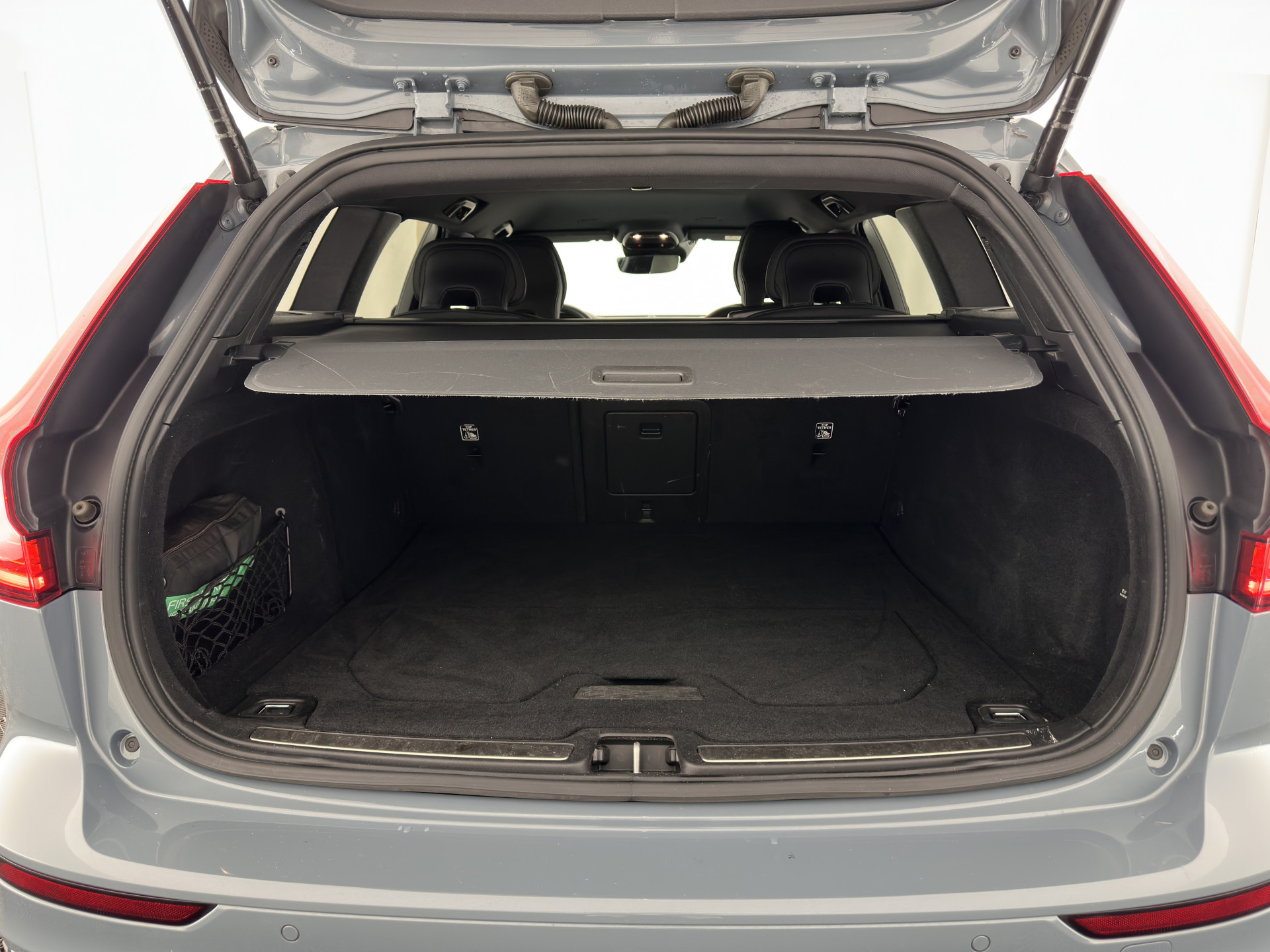 Volvo V60 2.0 B3 R-Design (INCL-BTW) *LEATHER-FABRIC | DIGI-COCKPIT | FULL-LED | MEMORY-PACK | HEATED-SPORTSEATS | LANE-ASSIST | NAVI-FULLMAP | CAMERA | DAB+ | PRIVACY-GLASS | ECC | PDC | TOWBAR | 19''ALU*