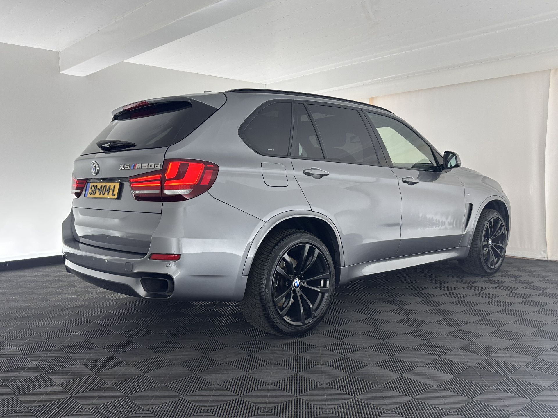 BMW X5 M50d M-Sportpack Aut. *PANO | HEAD-UP | LUXURY-LEATHER | ADAPTIVE-CRUISE | SOFT-CLOSE | BANG&OLUFSEN | TOP-VIEW | BLINDSPOT | NIGHT-VISION | MEMORY-PACK | DIGI-COCKPIT | HEATED-COMFORTSEATS | NAVI-FULLMAP |