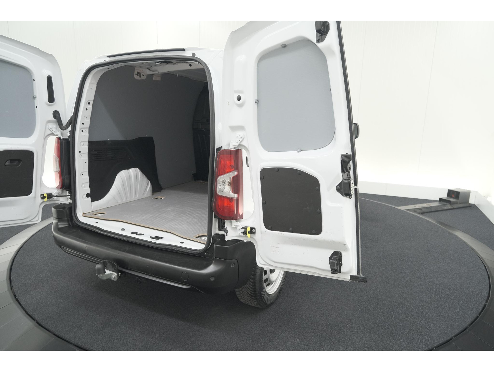 Peugeot Partner 1.5 BlueHDi 130 EAT8 S&S L1 | Trekhaak | Laadruimte-Pakket | Camera | Dodehoekdetectie